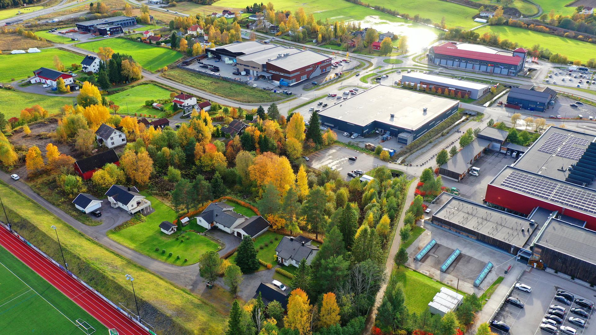 Skoler, idrettshall, servicetilbud og turmuligheter ligger rett i nabolaget til tomten.. Bilde nummer 3 av 3