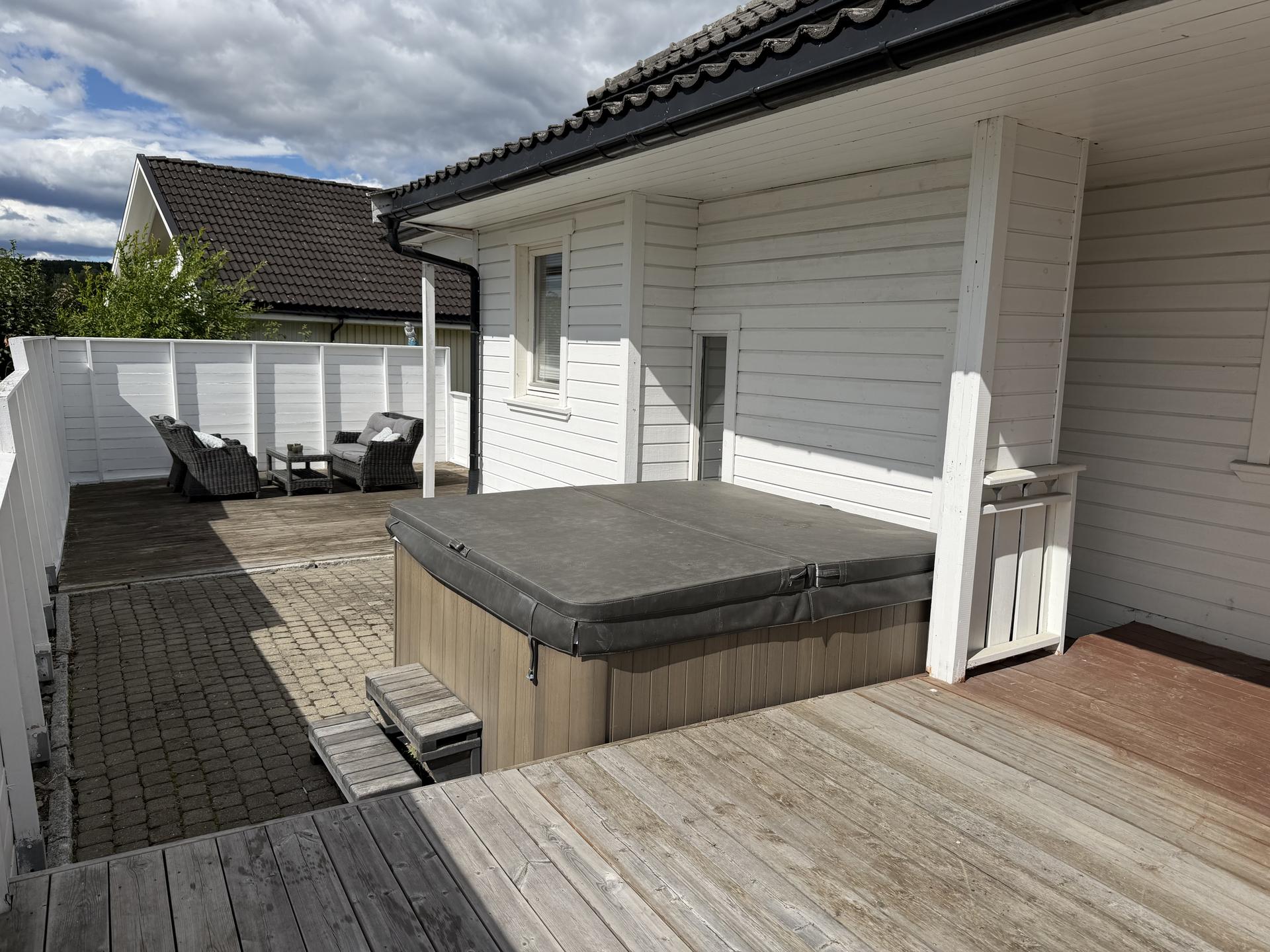 Deilig med utendørs Jacuzzi som følger boligen. Bilde nummer 2 av 3