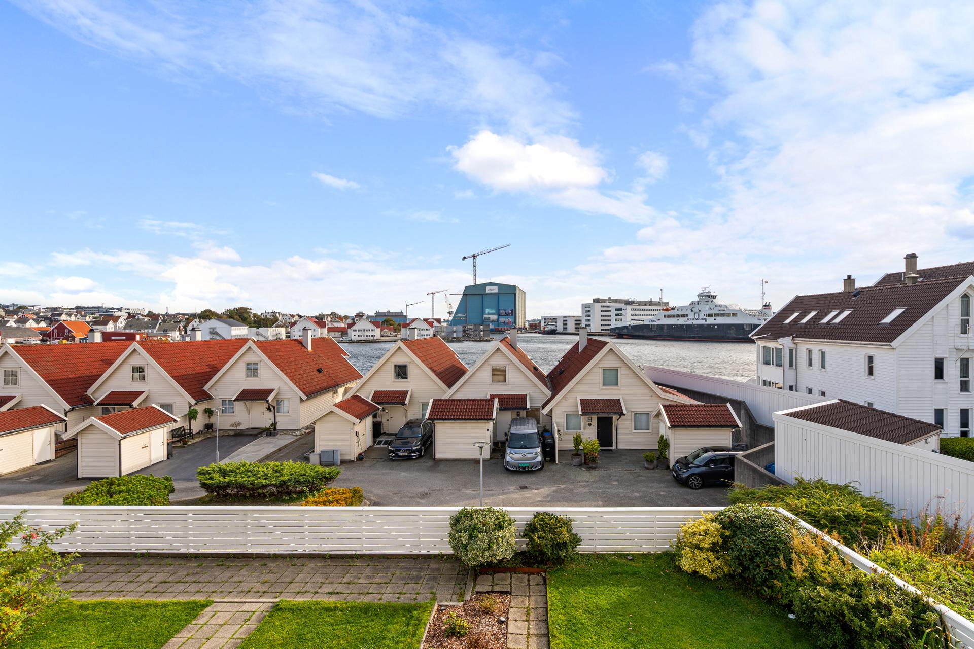 Sørvendt terrasse med vidstrakt utsikt mot sundet og innseilingen til Haugesund.. Bilde nummer 2 av 3
