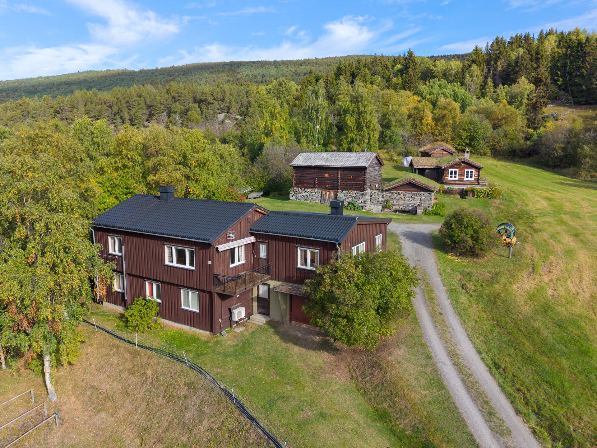Eiendommen ligger tilbaketrukket til i landlige omgivelser omkranset av grøntarealer og skog. . Bilde nummer 2 av 3