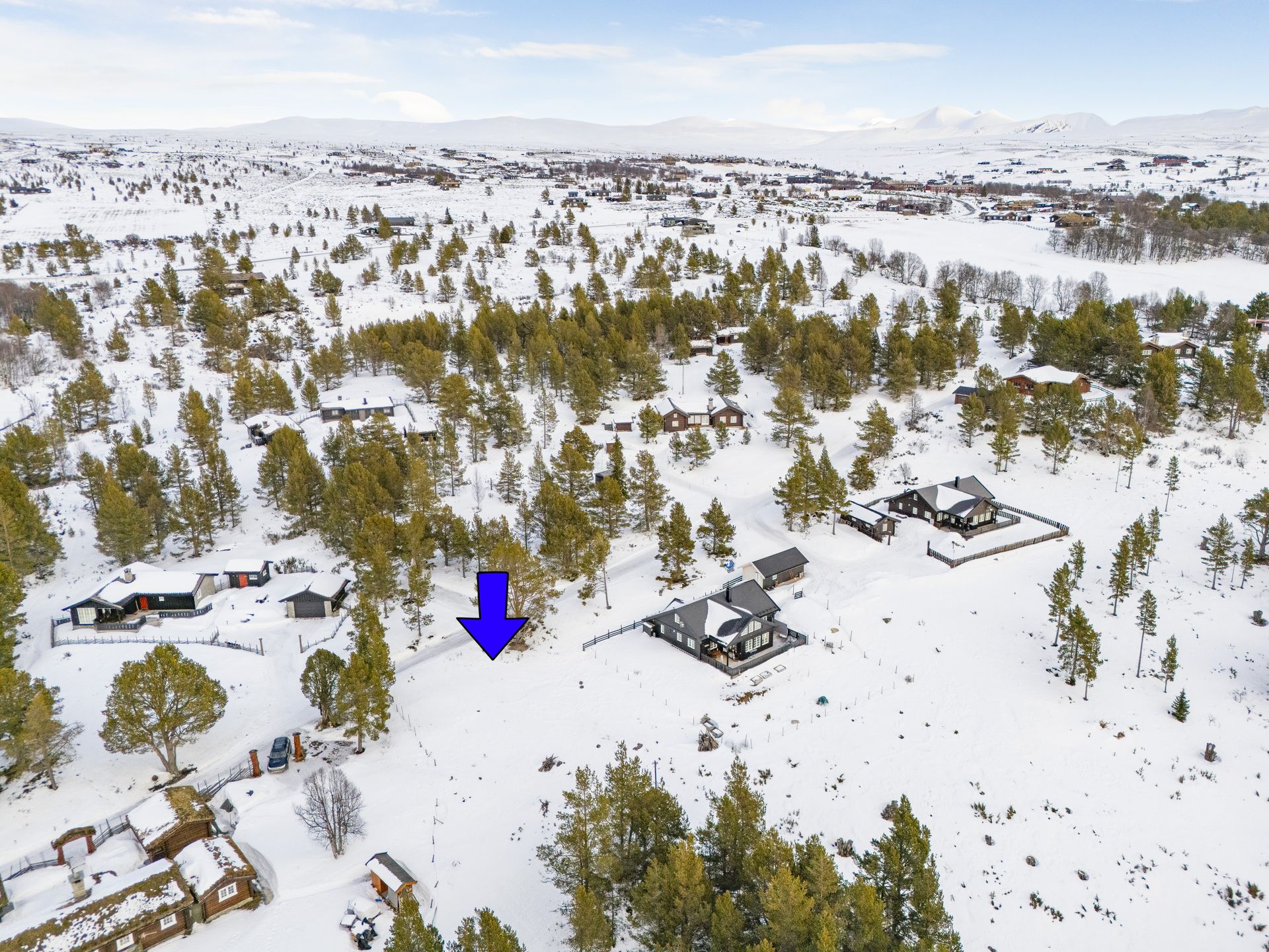 Tomten ligger omringet av et av de flotteste fjellområdene i Sør-Norge.. Bilde nummer 3 av 3