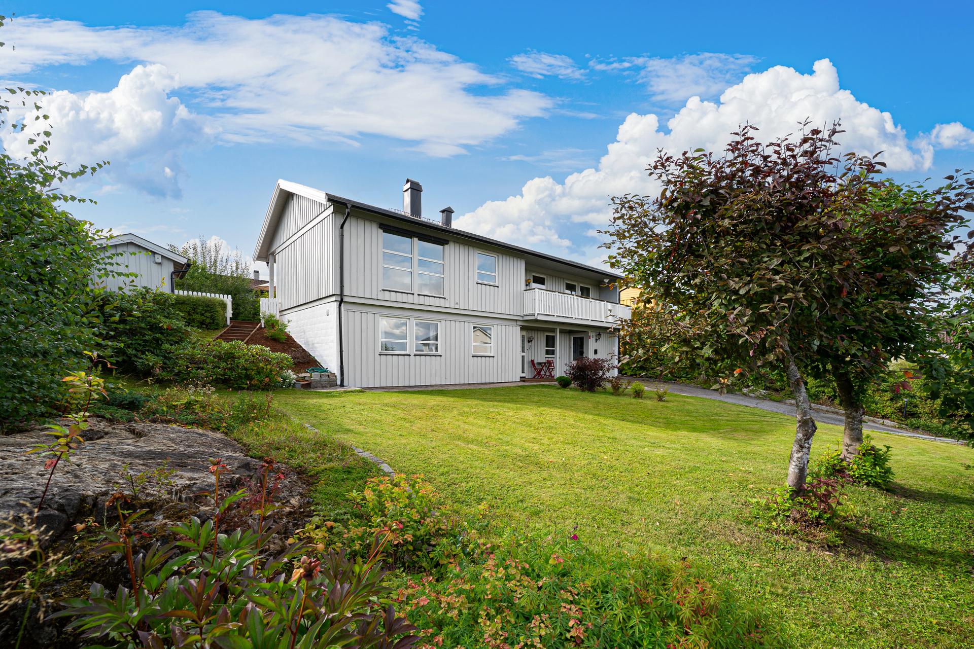 Eiendommen ligger i et etablert og barnevennlig boligområde. Boligen har en fantastisk utsikt og gode solforhold.. Bilde nummer 2 av 3
