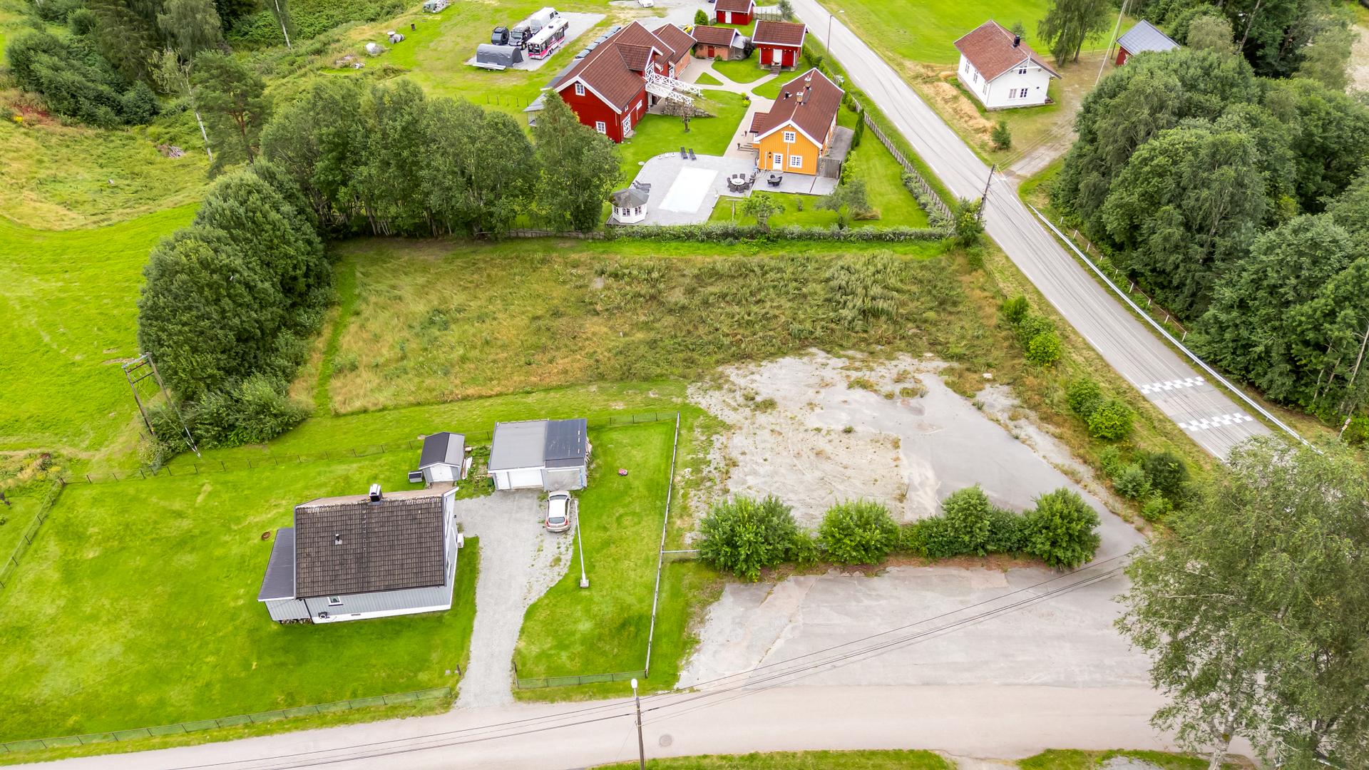 Dette er en meget romslig og ubebygd boligtomt på 3 286,9 m². Bilde nummer 2 av 3