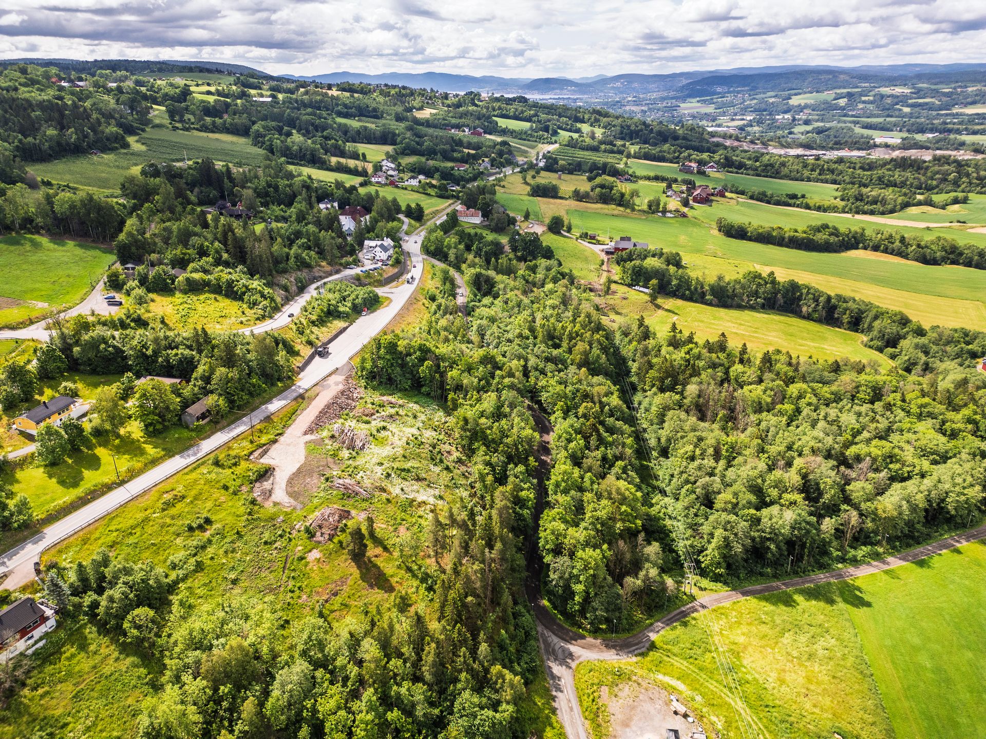 Attraktive boligtomter på 7 514.4m² med stort potensiale - Fantastisk utsikt over lierdalen - Familievennlig beliggenhet. Bilde nummer 2 av 3