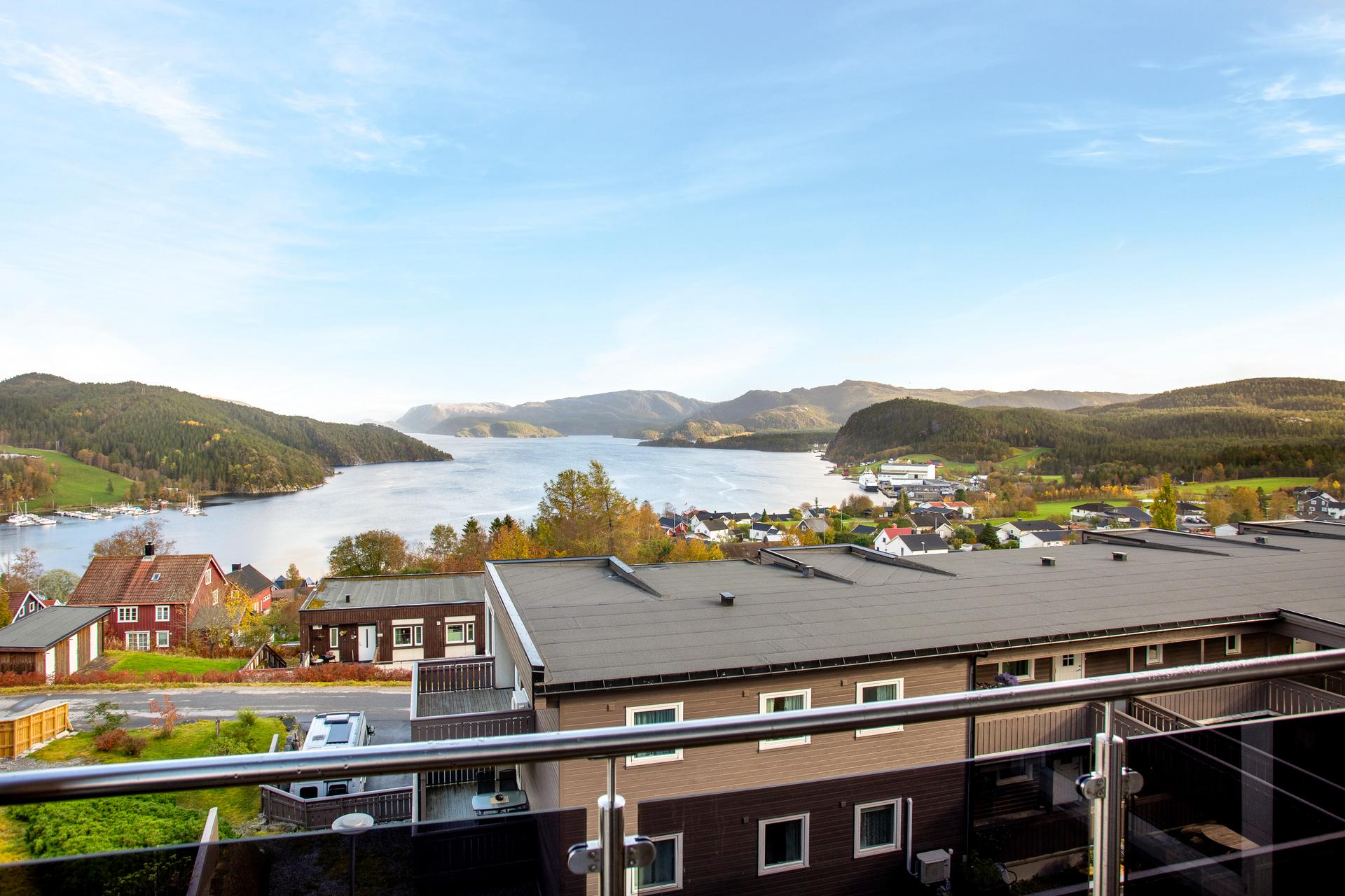 Gjennomgående leilighet i ende fra 2015 med heisadkomst, fast garasjeplass og to altaner.. Bilde nummer 2 av 3