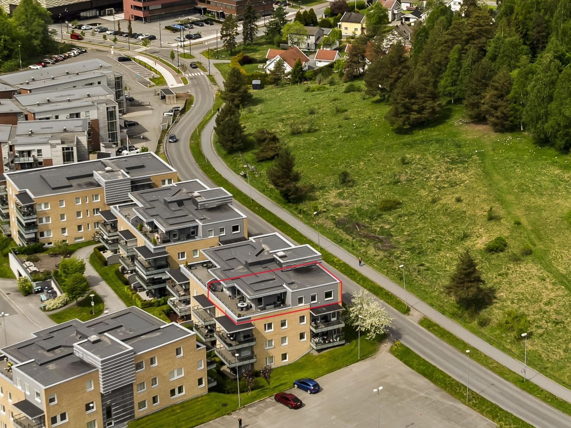 Moderne leilighetsbygg fra 2012 med heis. 2 garasjeplasser.. Bilde nummer 3 av 3