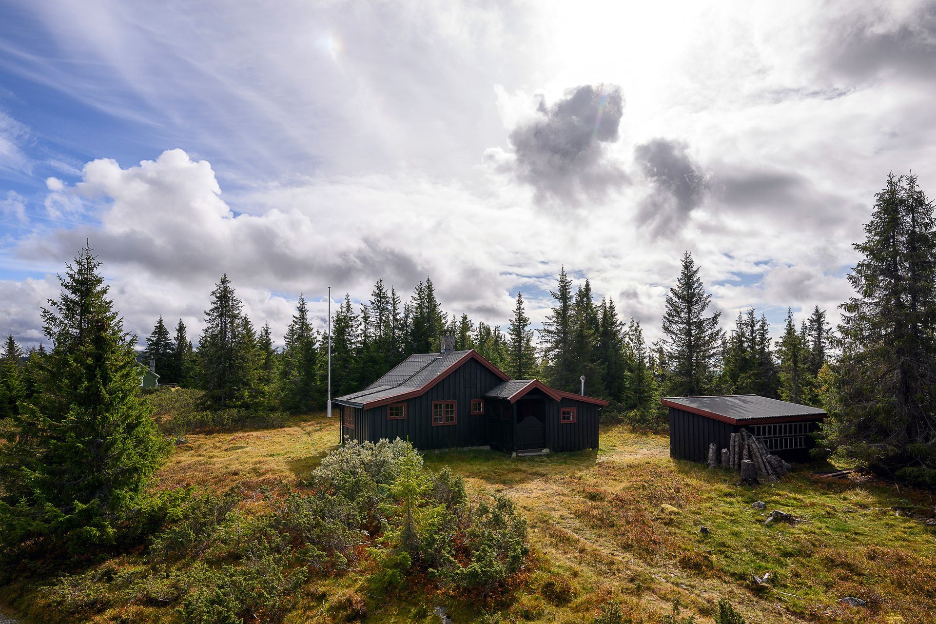 Fritidseiendom opprinnelig oppført i 1953 og tilbygget i 2004, beliggende i naturskjønt terreng på Nordseter.. Bilde nummer 2 av 3