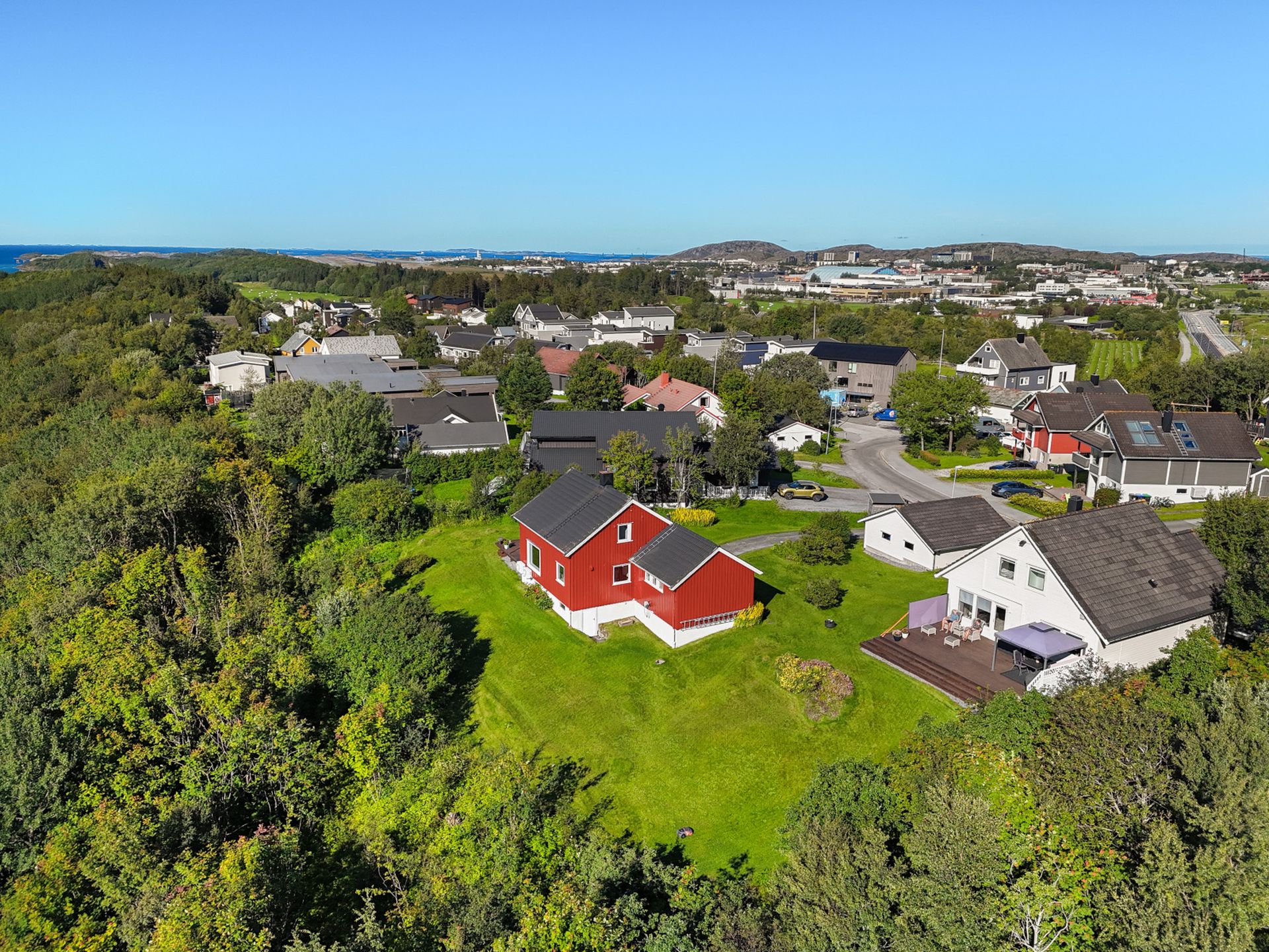 Eiendommen ligger i et rolig boligstrøk med nærhet til både Bodømarka og sentrum.. Bilde nummer 2 av 3