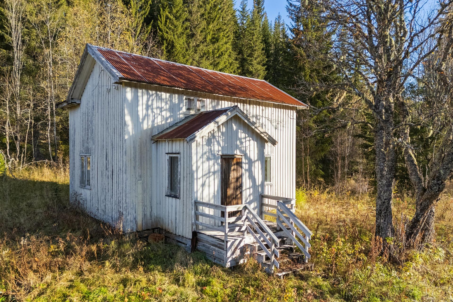 Fritidseiendom (tidl. småbruk) med 52,8 dekar tomt. Idyllisk og tilbaketrukket beliggenhet. Eldre standard.. Bilde nummer 2 av 3