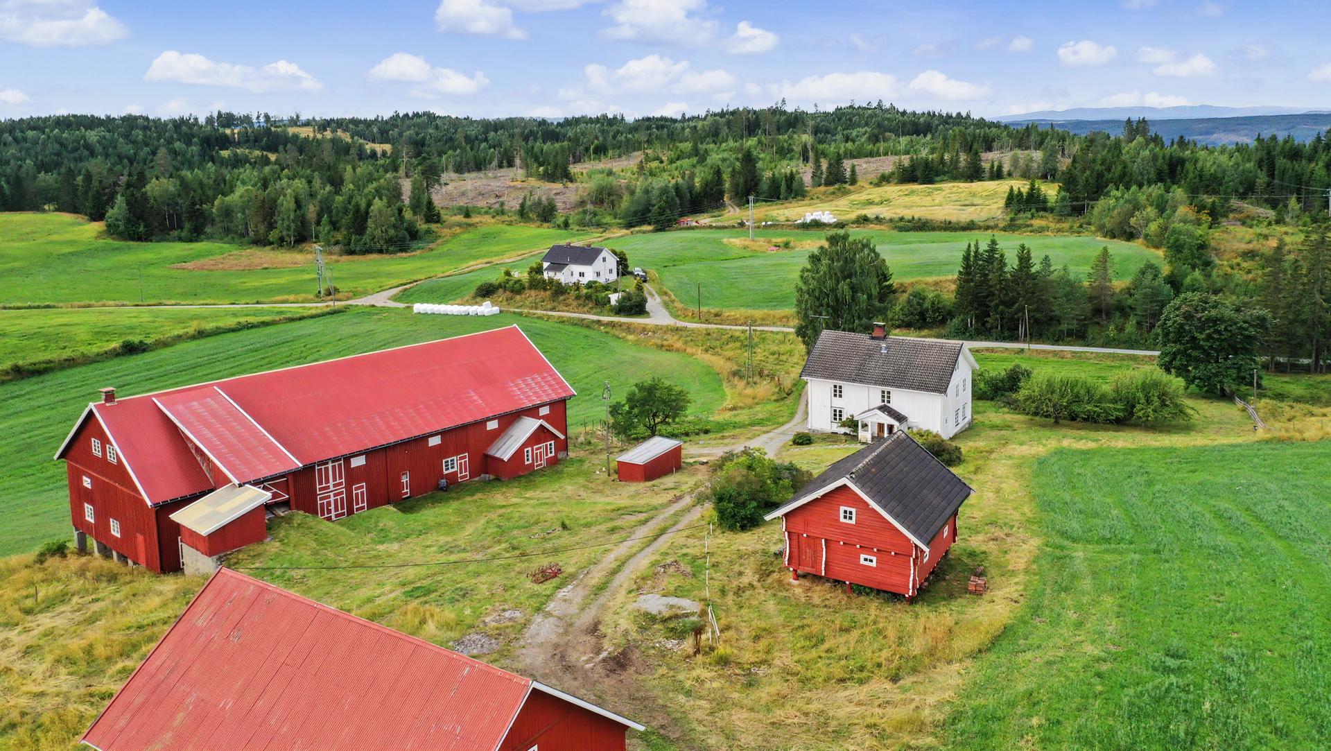Historisk småbruk med et tradisjonelt firkant-tun bestående av bolighus, låve og stabbur. Bilde nummer 1 av 3