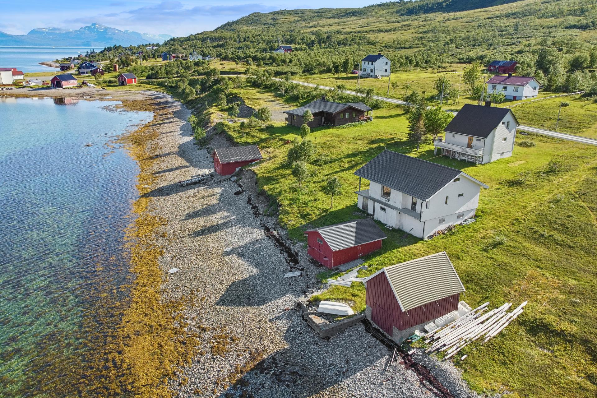 Til eiendommen hører et naust på egen tomt (ca. 339 m²) i strandsonen.. Bilde nummer 2 av 3