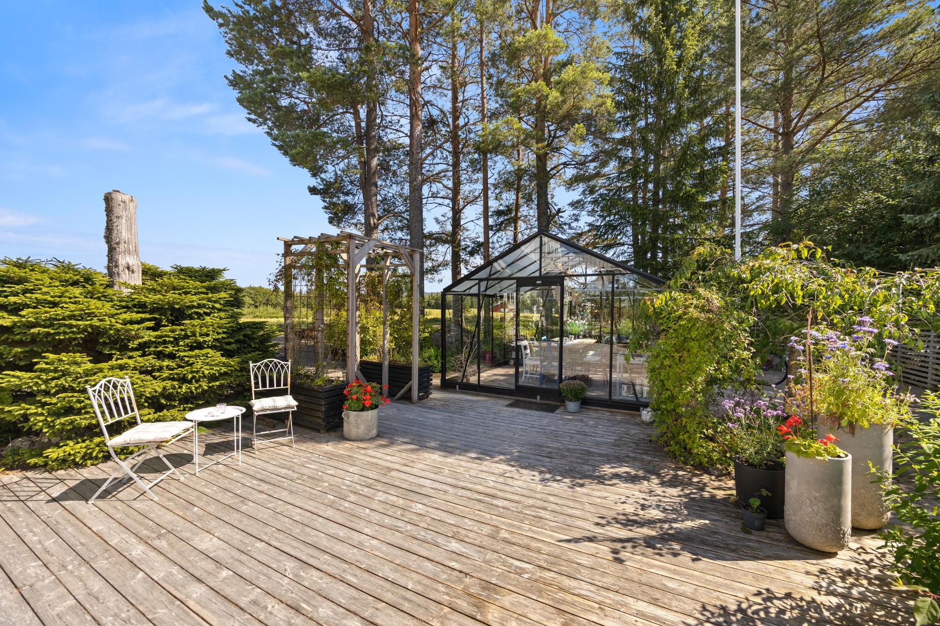 Pent opparbeidet uteområde gir et godt førsteinntrykk! . Bilde nummer 3 av 3