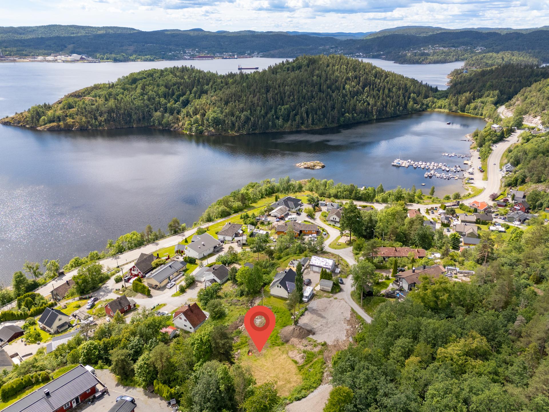 Eiendommen ligger fint til i et hyggelig lite boligfelt på Flakvarp i Skien, like ved kommunegrensen til Porsgrunn. 
Boligfeltet har en nydelig beliggenhet i naturskjønne omgivelser omgitt av skog med fine turstier og fjorden med bade- og fiskemuligheter.. Bilde nummer 3 av 3