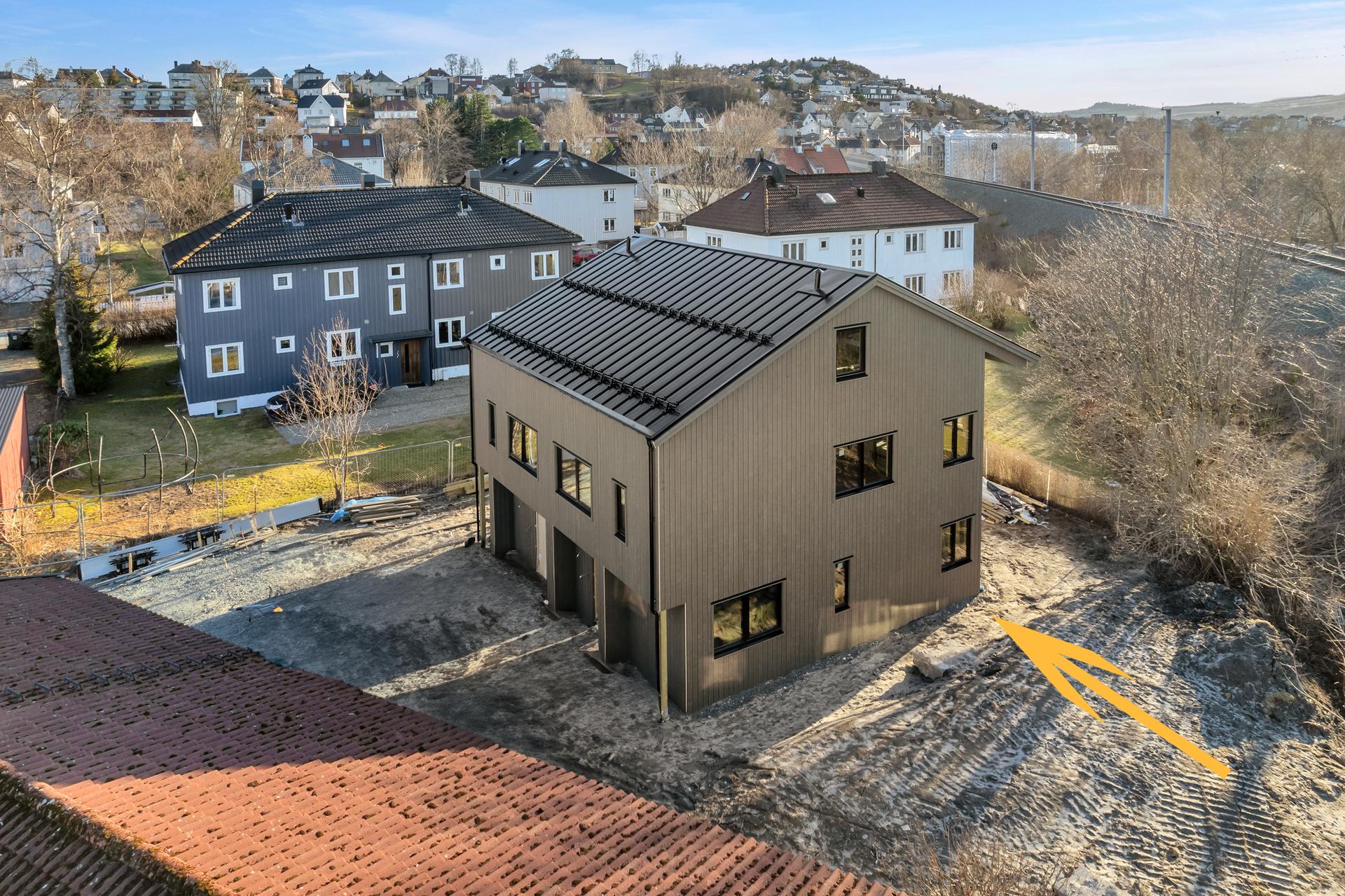 EiendomsMegler 1 har gleden av å presentere en helt ny og moderne tomannsbolig beliggende på populære Strindheim/Dalen! . Bilde nummer 1 av 3