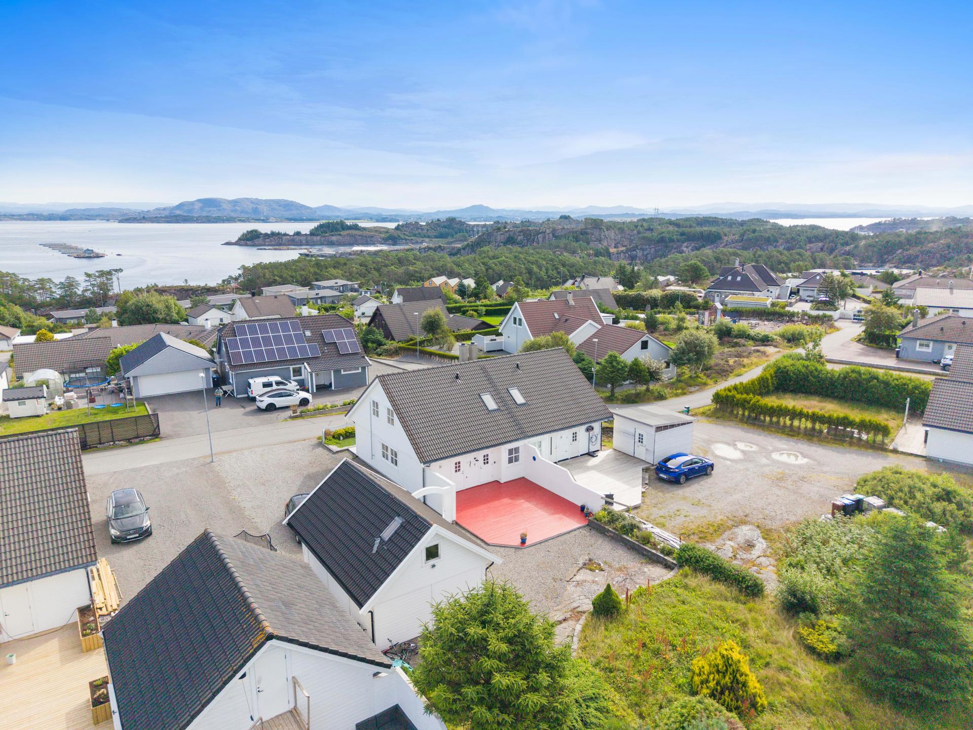 Tomannsbolig over to plan med stor, frittstående garasje og nærhet til sjøen.. Bilde nummer 2 av 3