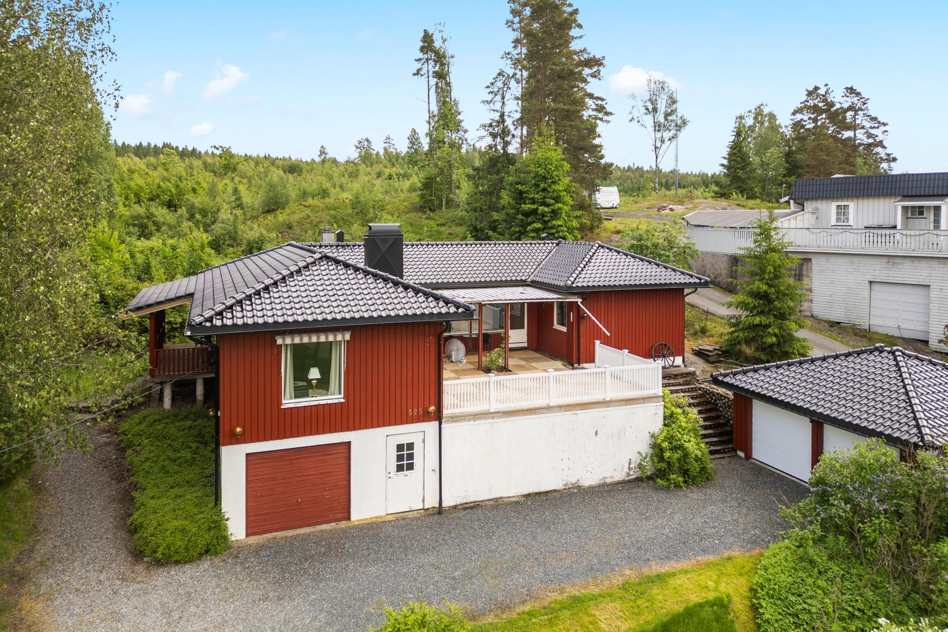Eiendommen har en stor terrasse, integrert garasje og en frittstående dobbelgarasje.. Bilde nummer 3 av 3