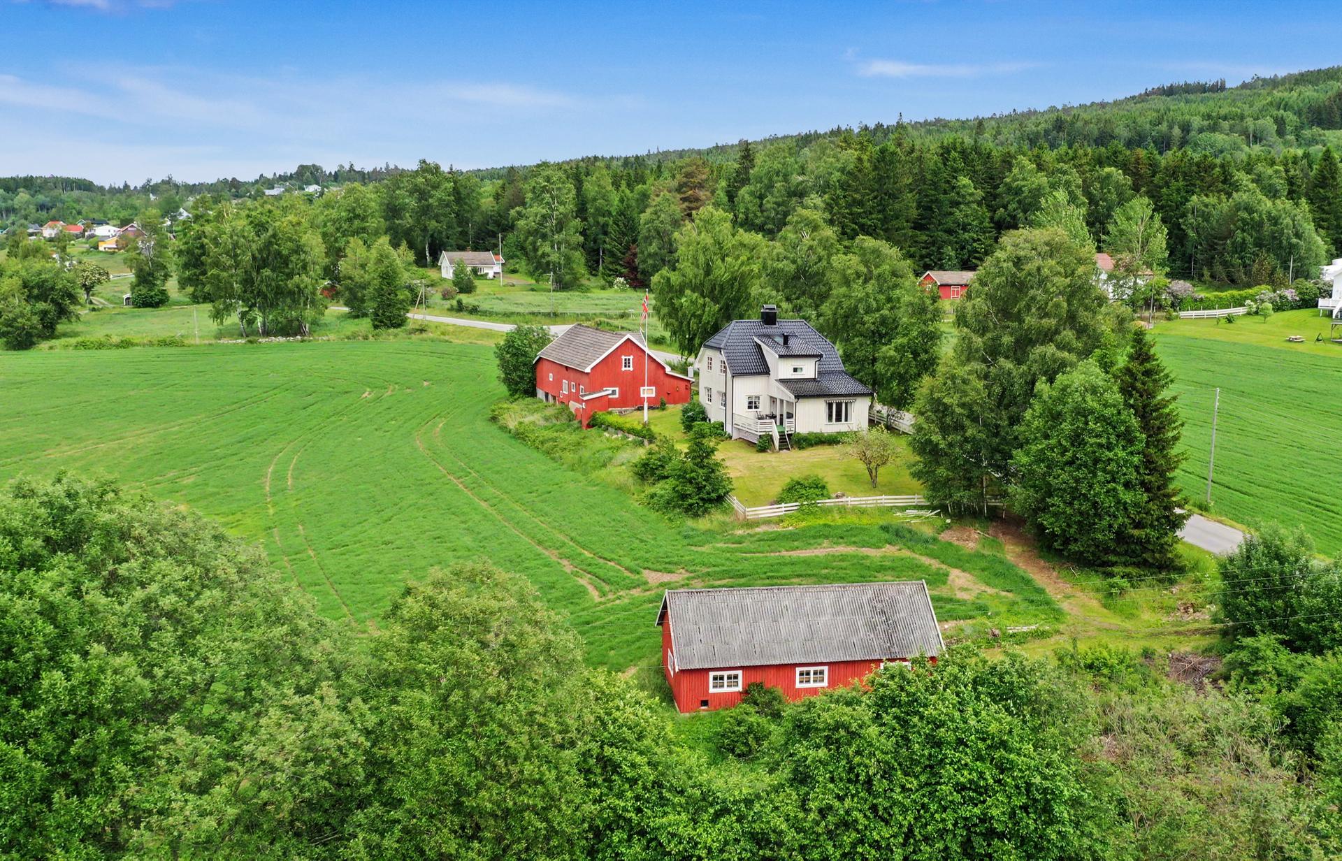 Oversikt over eiendommen med våningshus, låve og redskapsbod.. Bilde nummer 2 av 3