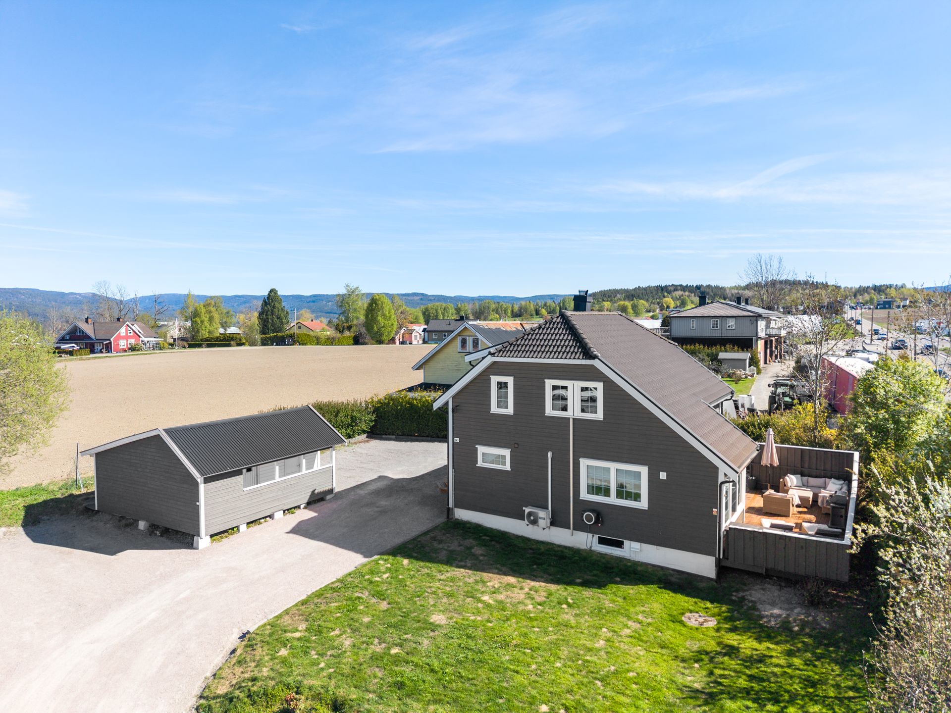 En oppgradert og pen enebolig med landlig beliggenhet og kort vei til Ulefoss sentrum. Boligen har liggende vestlandskledning fra 2015, nymalt i 2022.. Bilde nummer 2 av 3