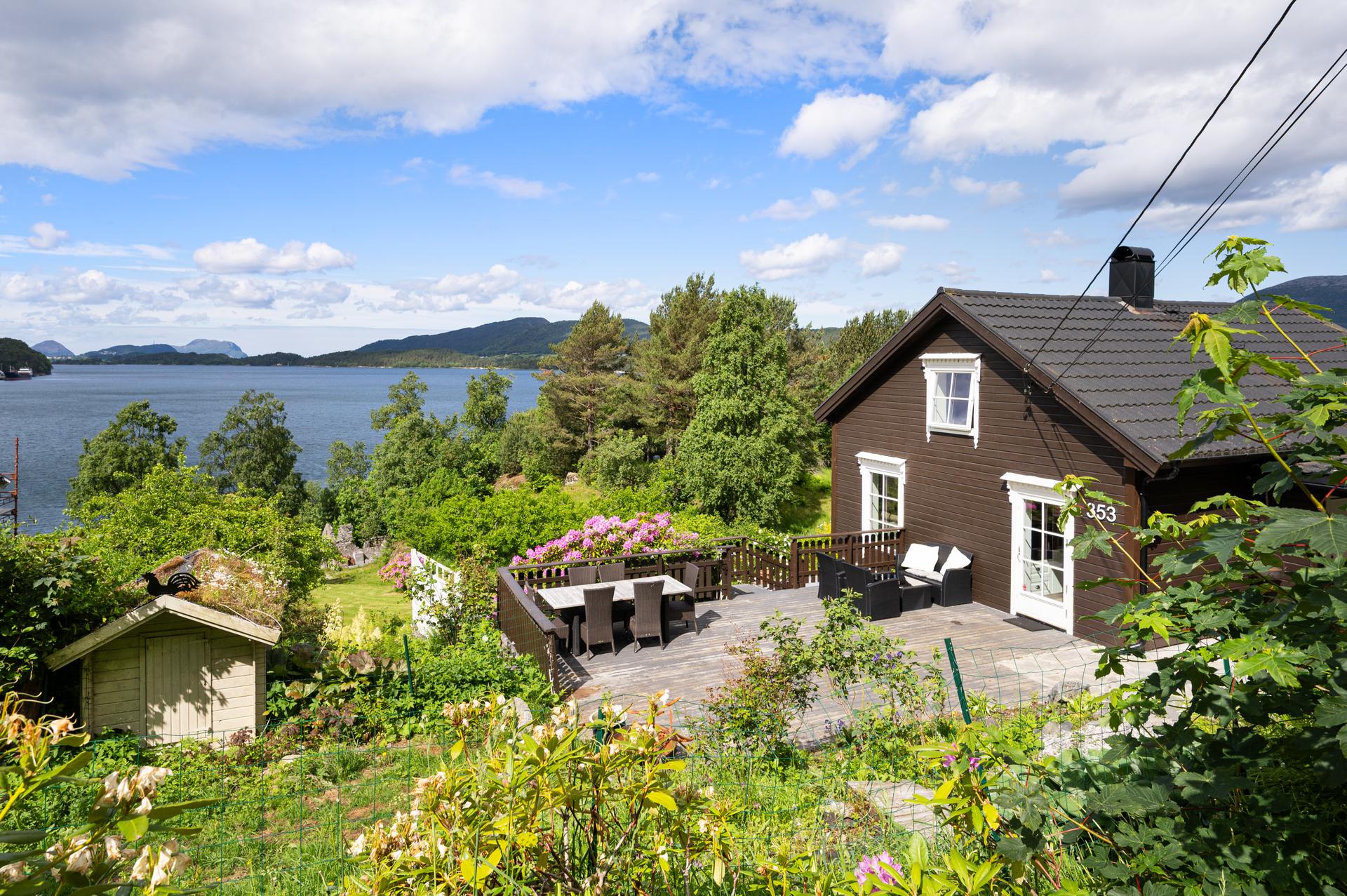 Fra eiendommen har man gode solforhold og en nydelig utsikt mot Ellingsøyfjorden!. Bilde nummer 3 av 3