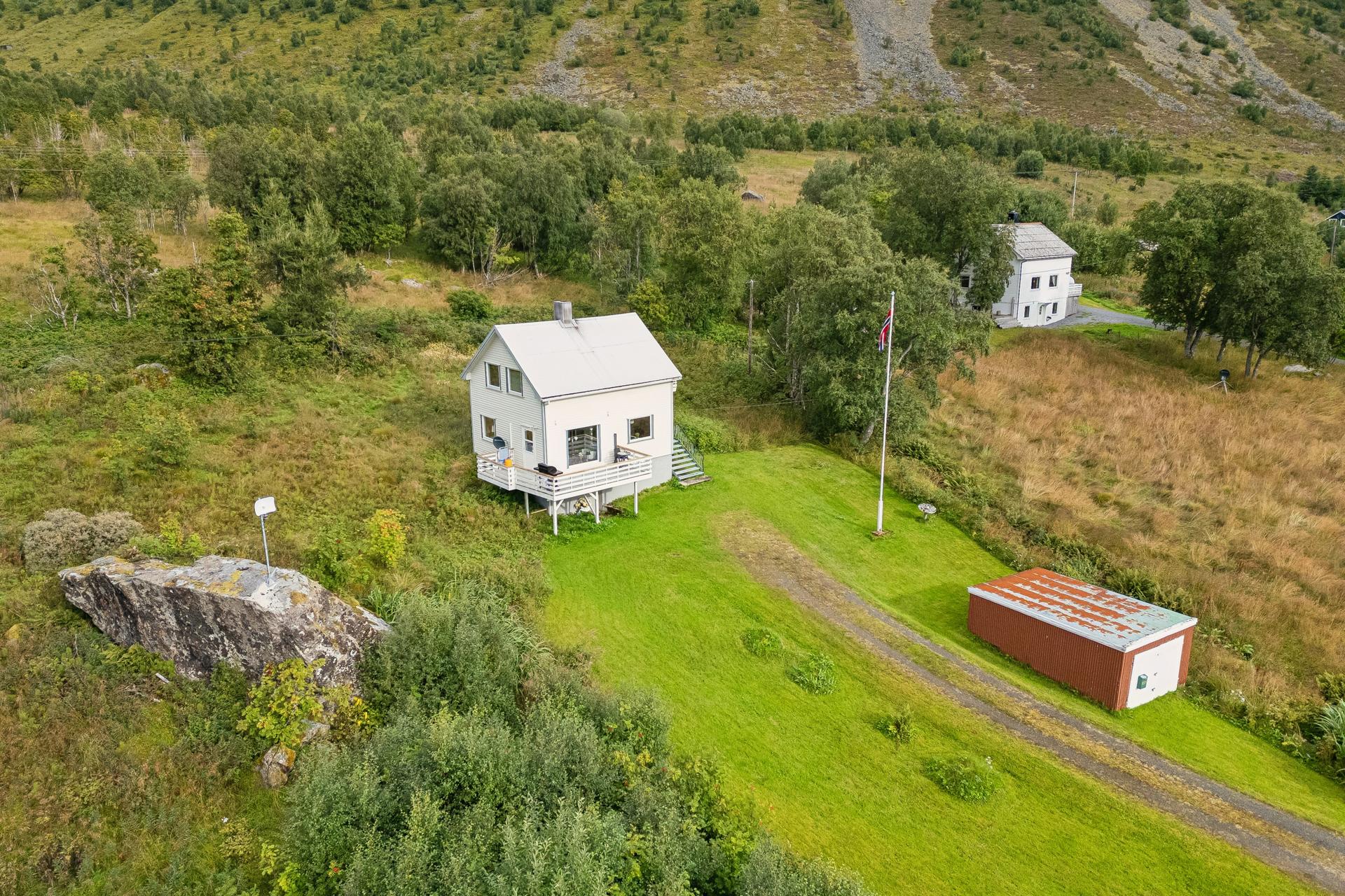 Her bor du usjenert og tett på naturen, med fjell og fjord som nærmeste nabo.. Bilde nummer 3 av 3