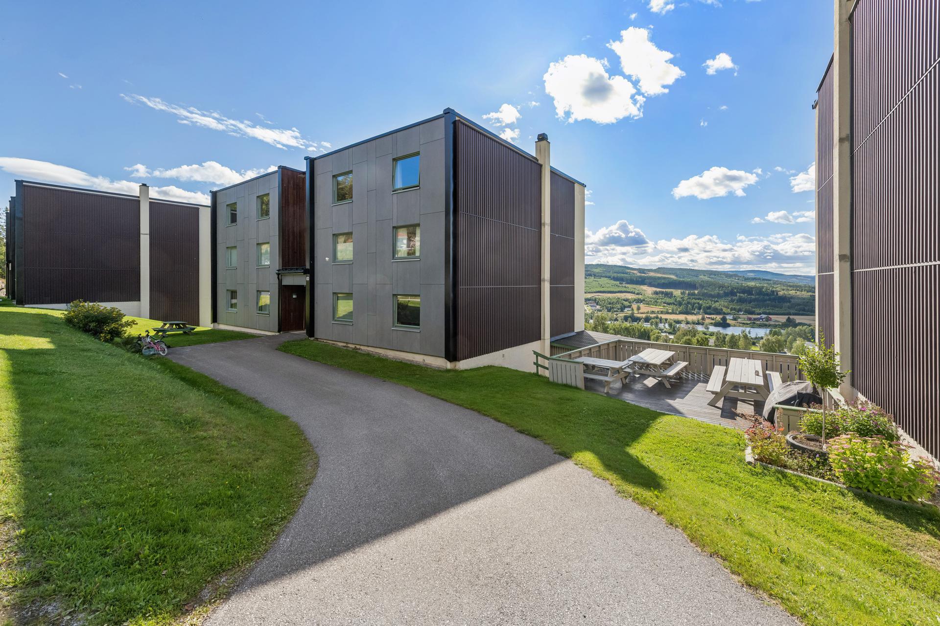 Fasaden ble etterisolert og fikk ny panel i 2025 i regi av borettslaget.. Bilde nummer 3 av 3