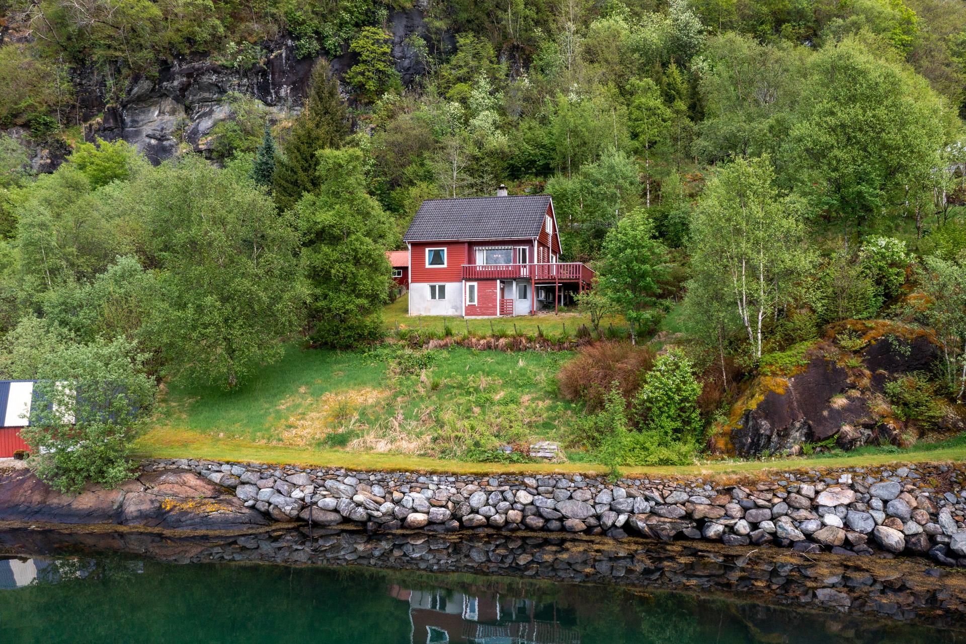 Bustaden går over tre plan, med ei tradisjonell og arealeffektiv planløysing. . Bilde nummer 2 av 3