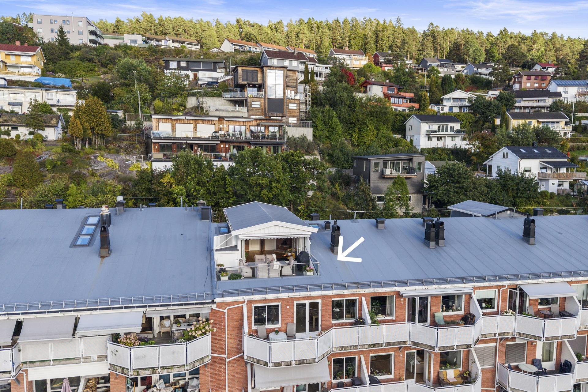 Loftsetasjen byr på en vestvendt takterrasse med overbygget parti og utsikt mot fjorden.. Bilde nummer 3 av 3