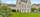 Boligen har en romslig tomt med plen og beplantning, samt flere uteplasser rundt huset.. Bilde nummer 3 av 3