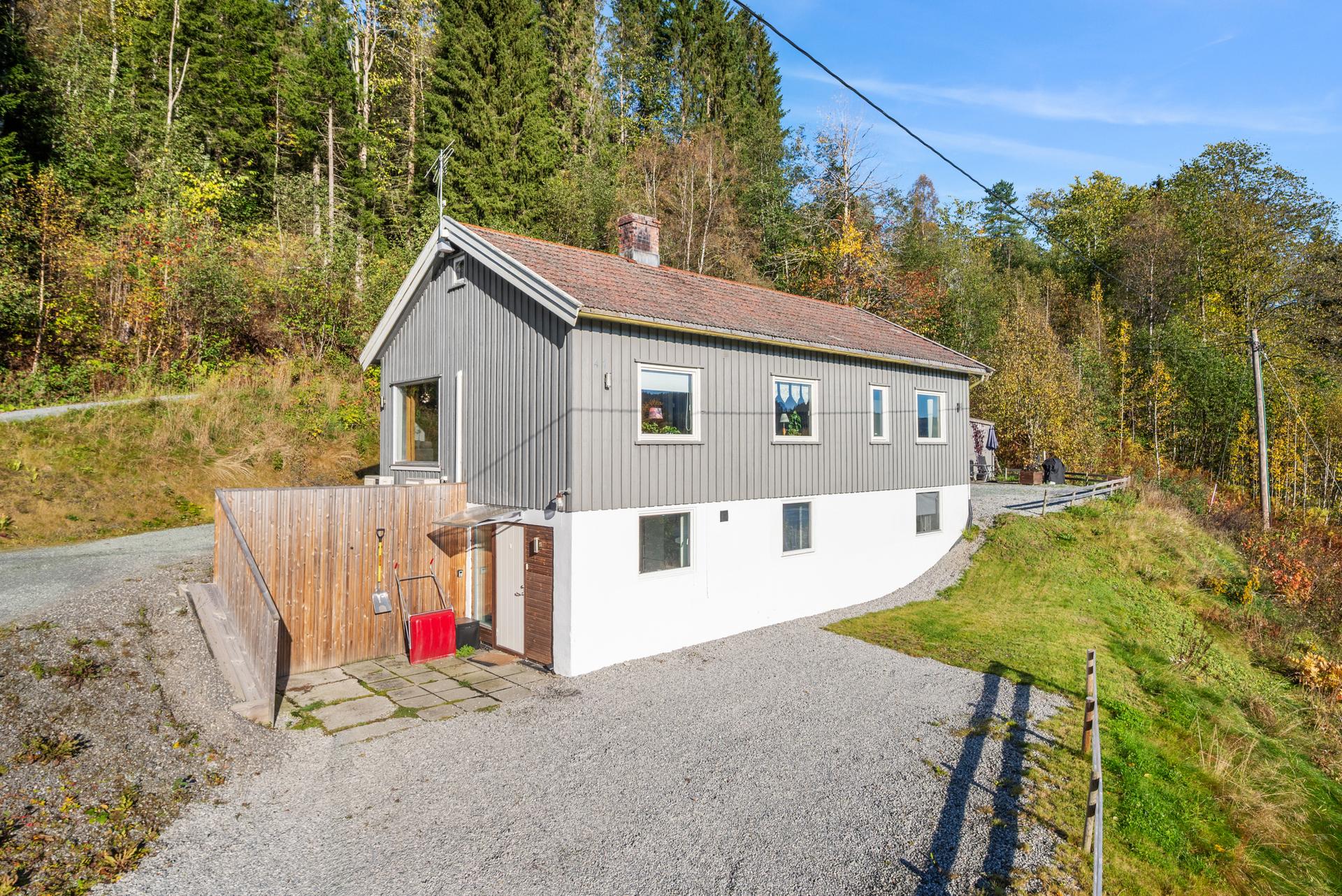 Eiendomsmegler 1 v/ Sindre Belsås har gleden av å presentere denne flott boligen med utleiedel.
Foto: Interiørfoto v/Haukdal. Bilde nummer 1 av 3