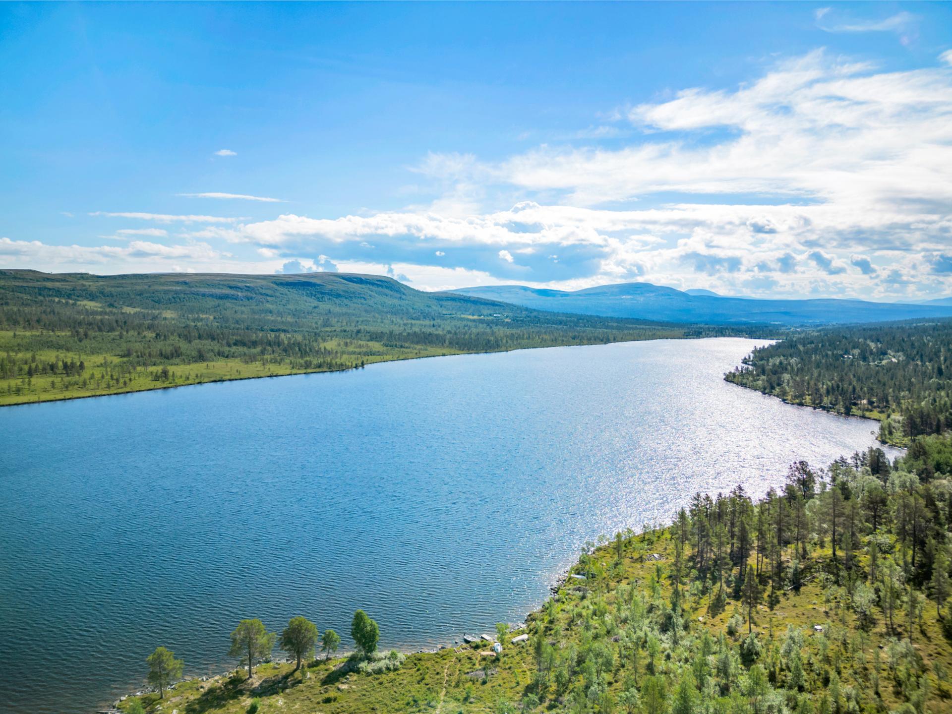Siksjøen ligger rett ved hytta.. Bilde nummer 2 av 3