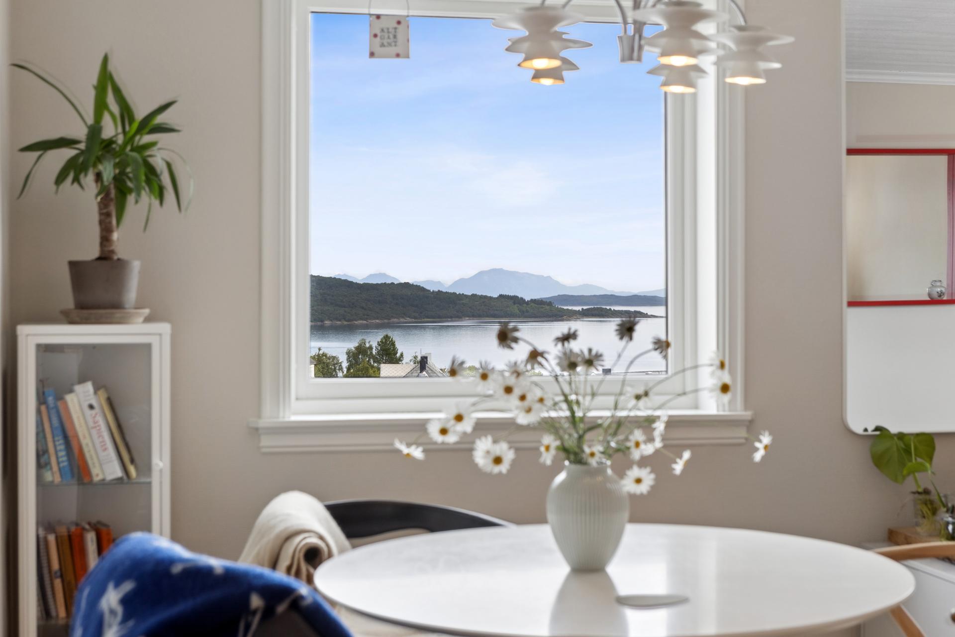 Vinduet rammer inn den flotte utsikten mot sjøen. Bilde nummer 3 av 3