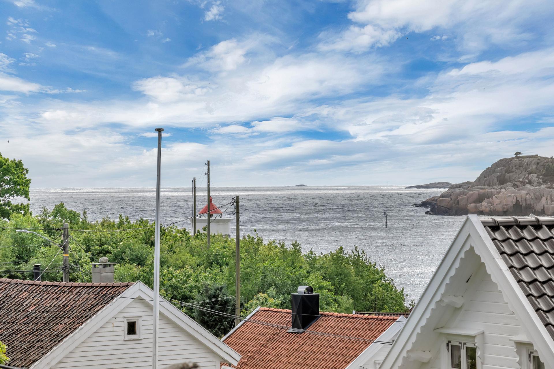 Utsikt mot sjøen fra deler av eiendommen og nærområdet.. Bilde nummer 2 av 3