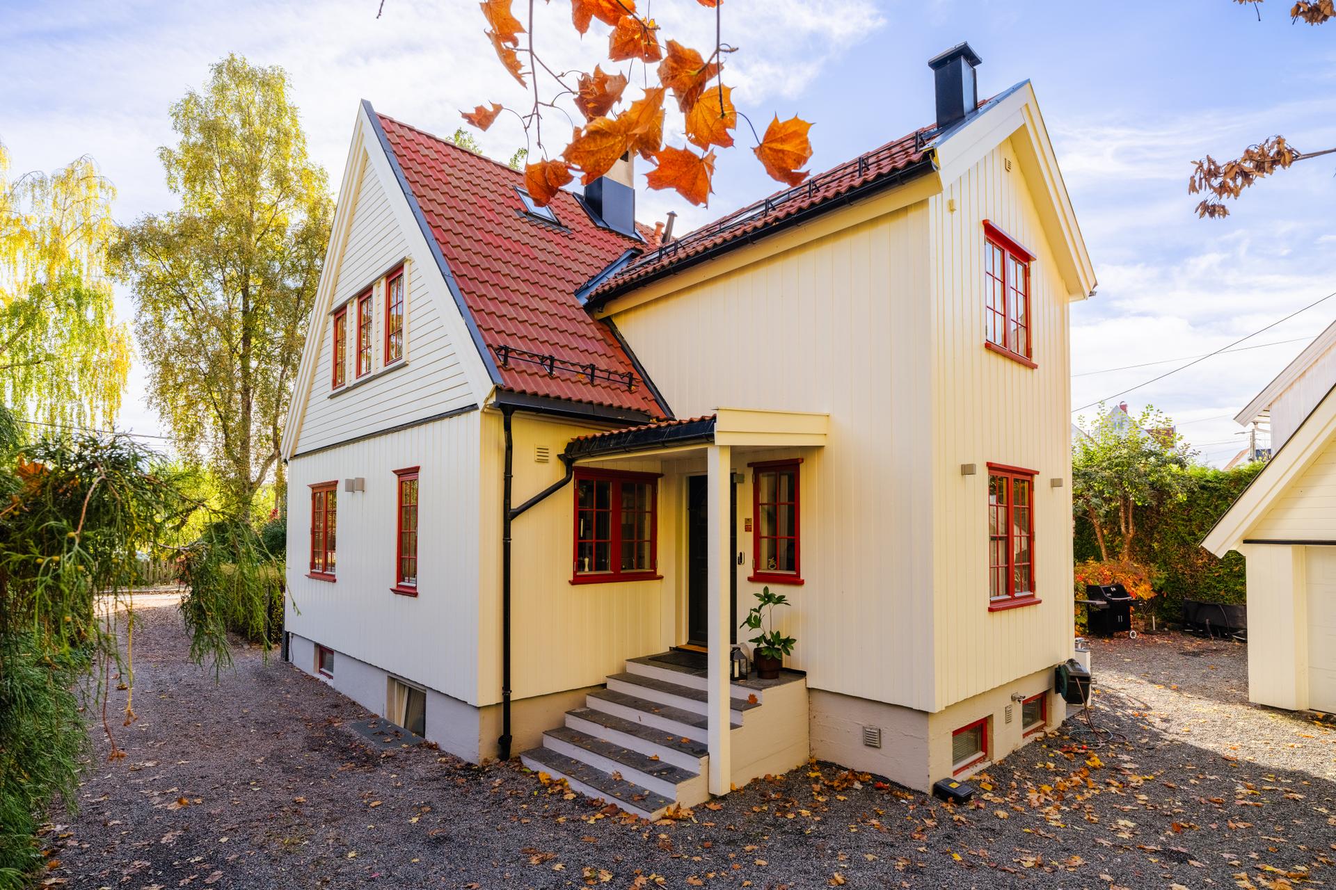 Klassisk enebolig fra 1924, oppført over tre plan i et etablert og grønt bomiljø på Smestad.. Bilde nummer 2 av 3