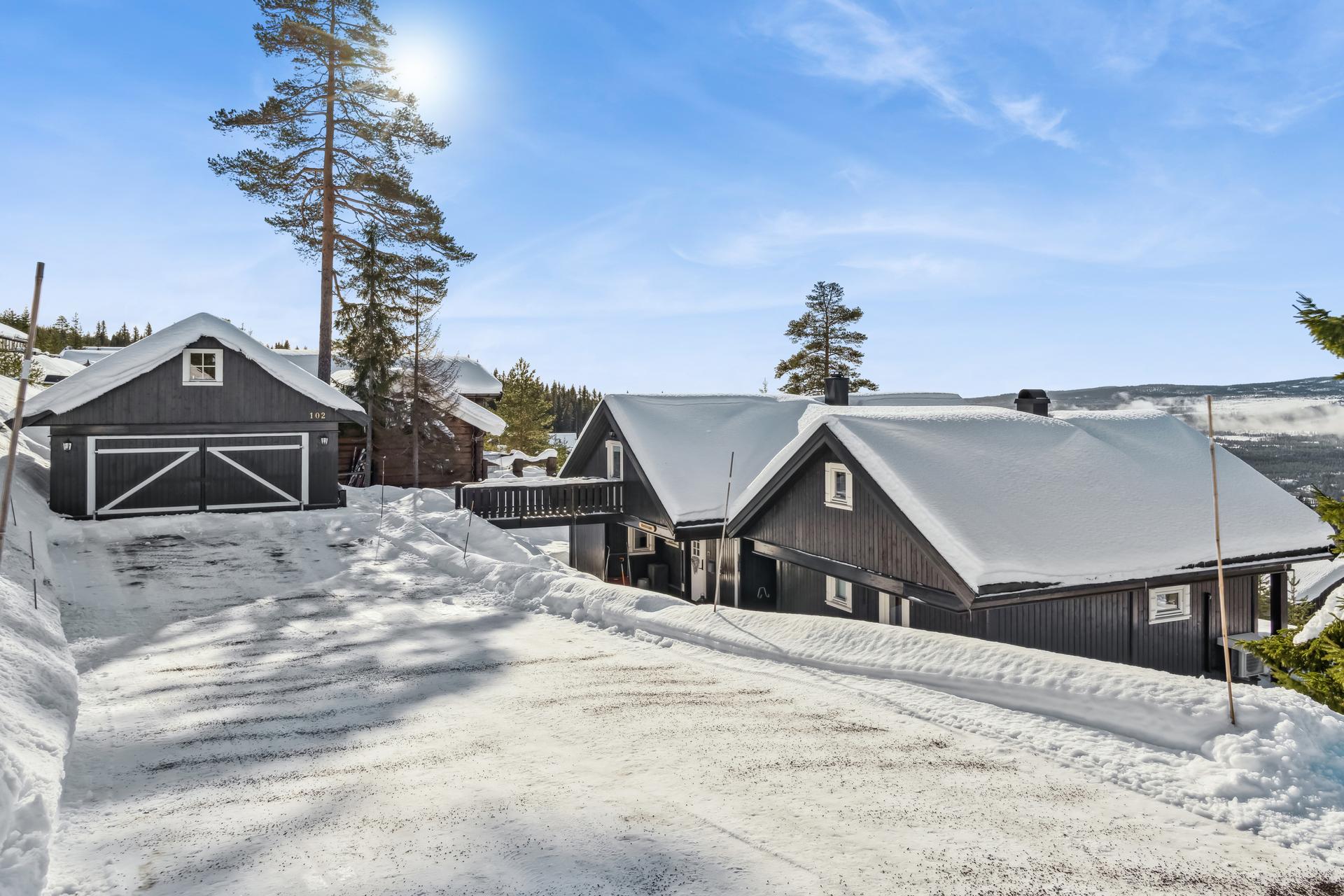 Fritidsbolig med to boenheter fra 2009, og en frittstående dobbelgarasje fra 2018. Foto: Johan Andersson EFKT.. Bilde nummer 3 av 3