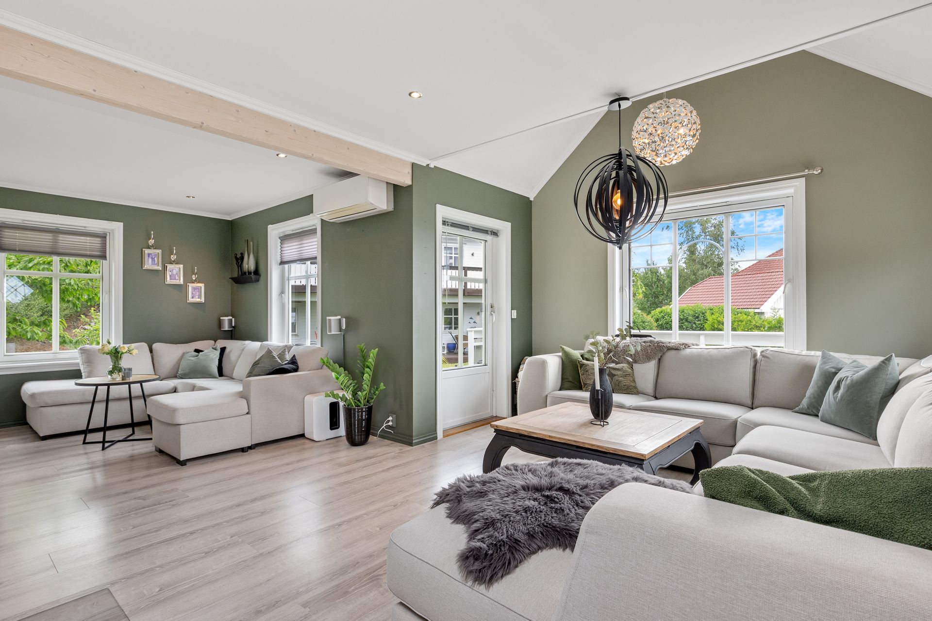 Stuen har direkte utgang til en sydvestvendt treterrasse på ca. 38 m².. Bilde nummer 3 av 3