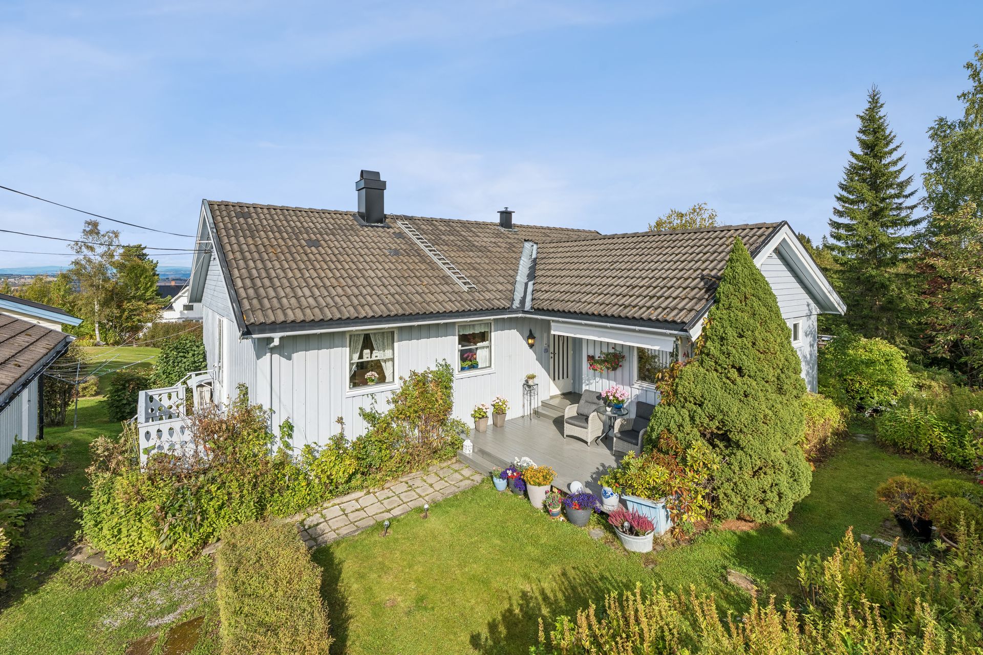 Eiendommen ligger skjermet og fritt til i et rolig boligområde i Lensbygda.. Bilde nummer 2 av 3