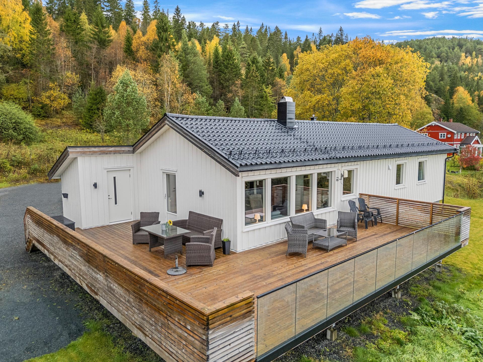 Fra stuen er det direkte utgang til en romslig terrasse med glassrekkverk.. Bilde nummer 3 av 3