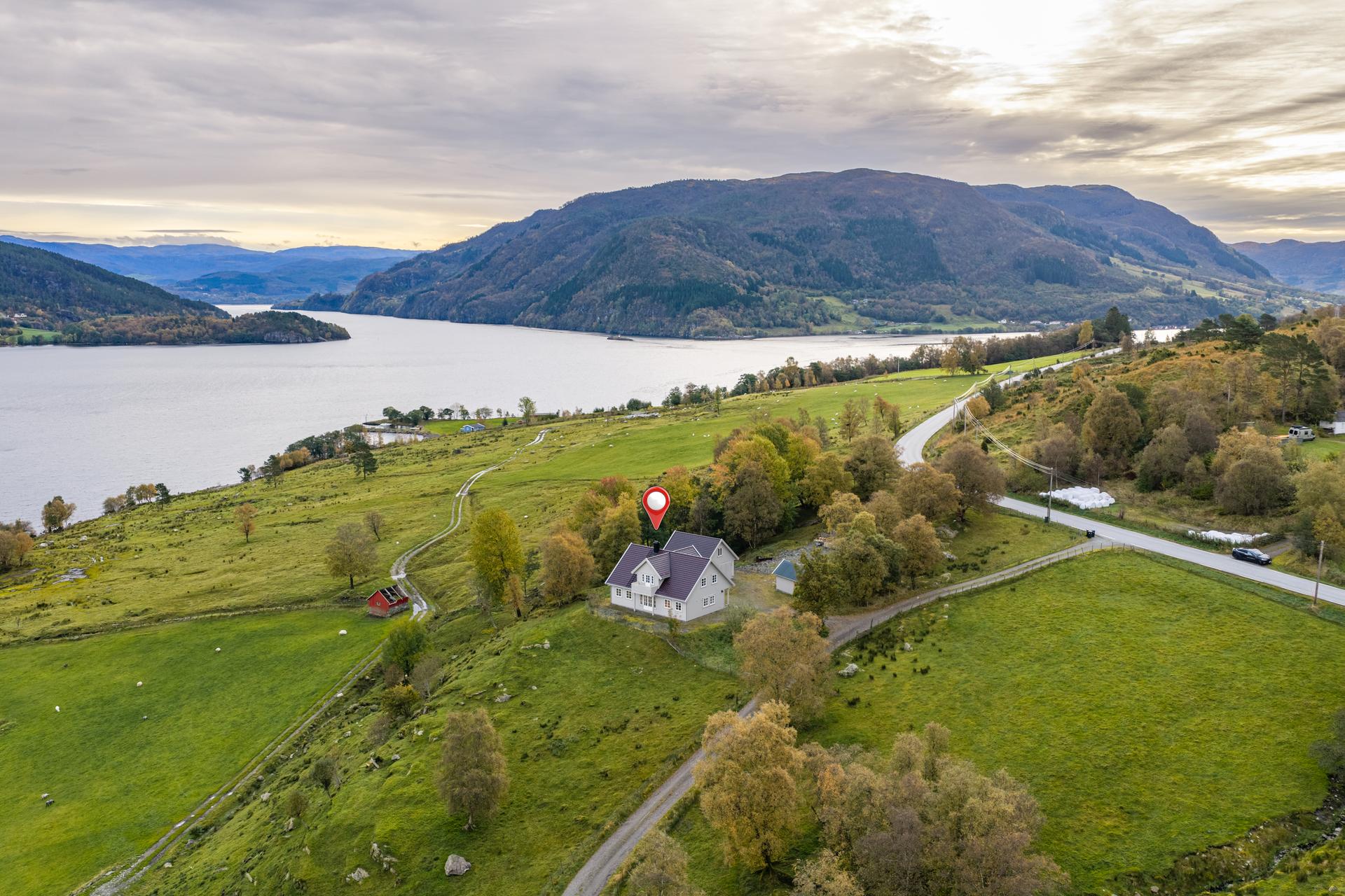 Enebolig oppført i 2012 med landlig beliggenhet og flott utsikt over fjorden.. Bilde nummer 2 av 3