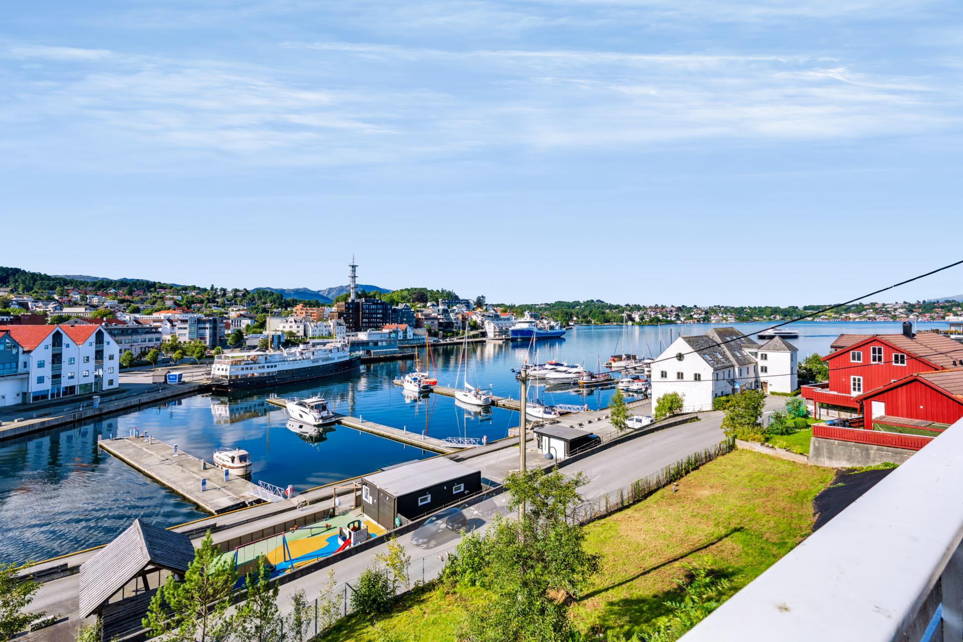 Her har du et godt skue til det yrende båtlivet i Leirvik hamn. Bilde nummer 2 av 3