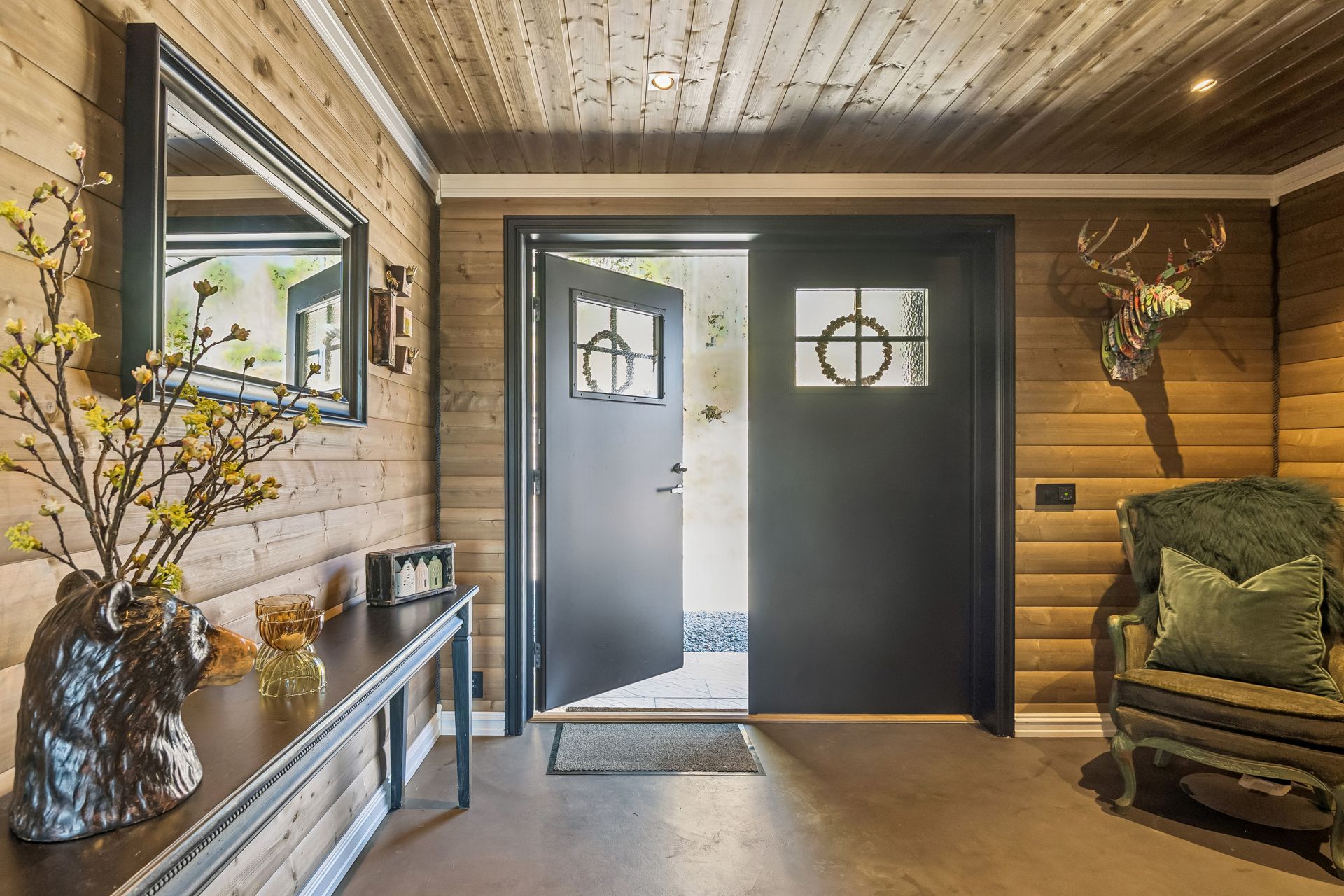 Innbydende entré med elektrisk gulvvarme og tofløyet ytterdør med glassfelt.. Bilde nummer 3 av 3