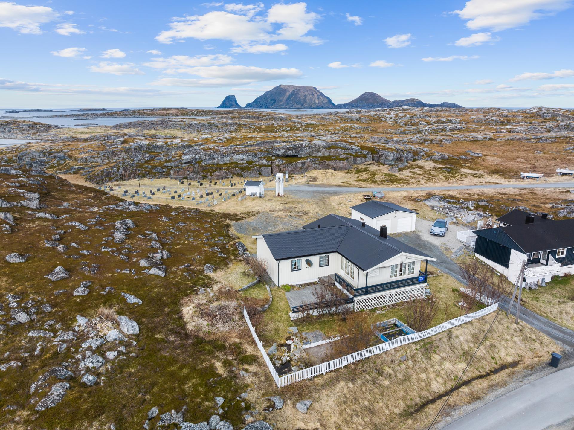 Velkommen til Tore Hundsveg 11! Foto: Trygve Hammelbo

Eiendommen ligger i et lett skrående terreng i Gjesvær, med nærhet til både natur og sjø.. Bilde nummer 2 av 3