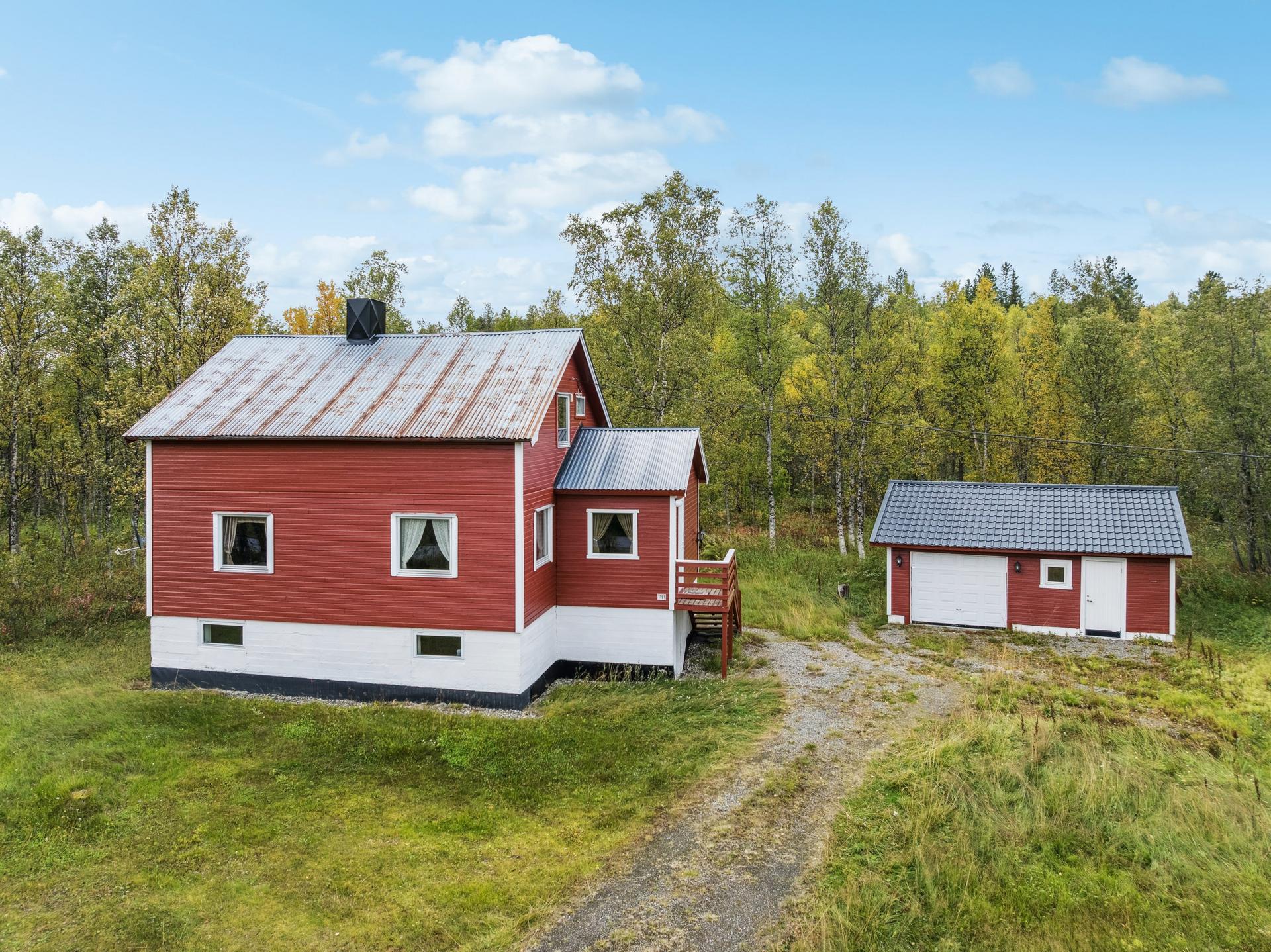 Eiendommen ligger usjenert til i naturskjønne omgivelser, bebygd med bolighus og frittstående garasje.. Bilde nummer 2 av 3