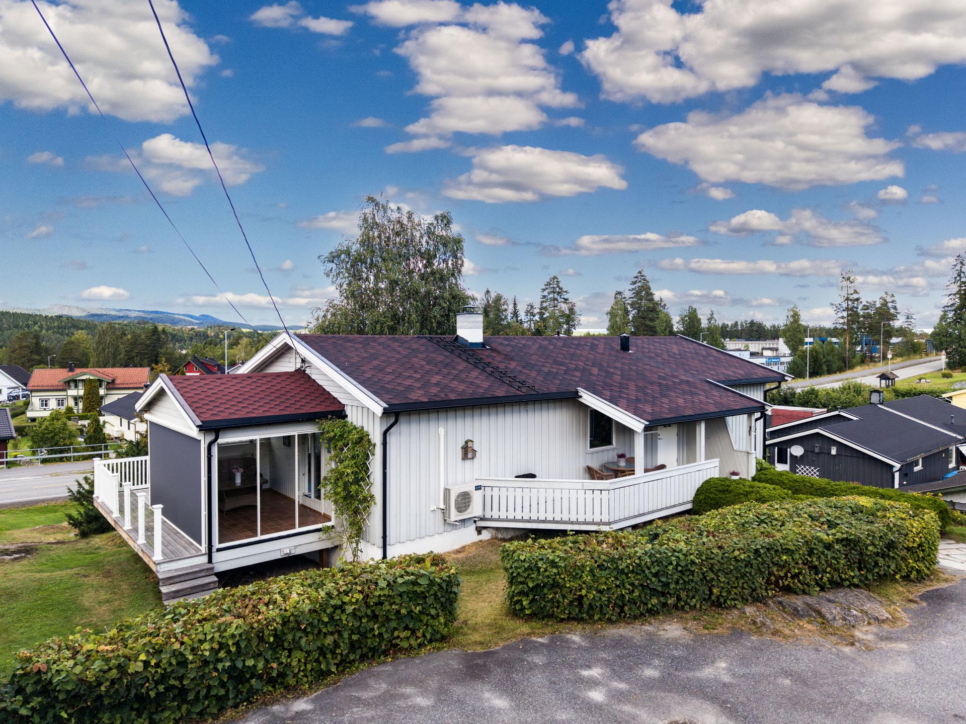 Enebolig over to plan med innglasset veranda og romslige utearealer.. Bilde nummer 3 av 3
