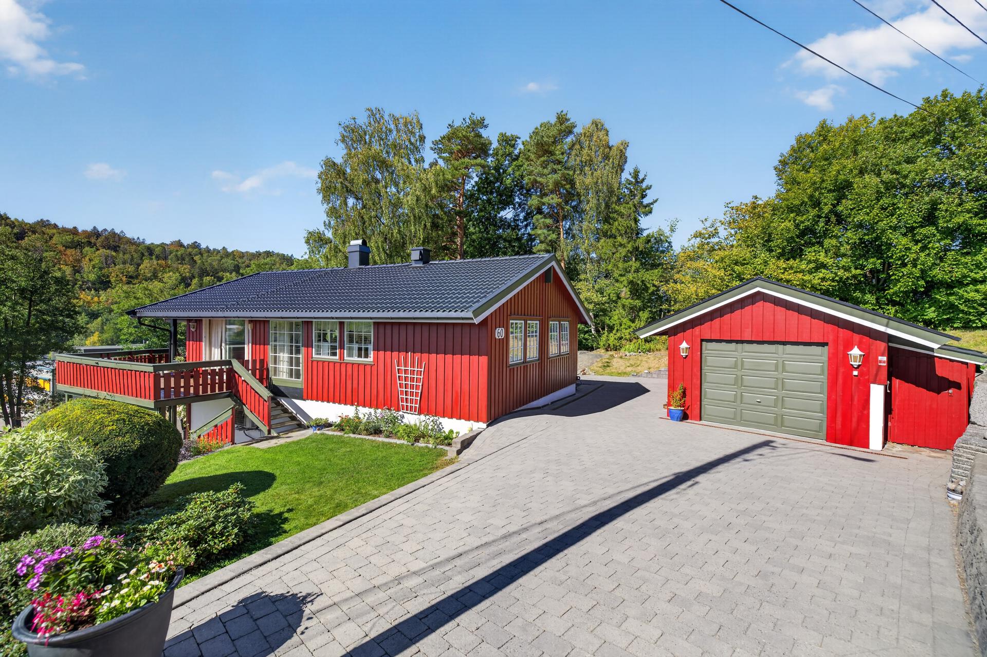 Eiendommen ligger flott til på en stor og pent opparbeidet eiertomt på 980 m², som byr på rikelig med plass og mange muligheter. . Bilde nummer 2 av 3