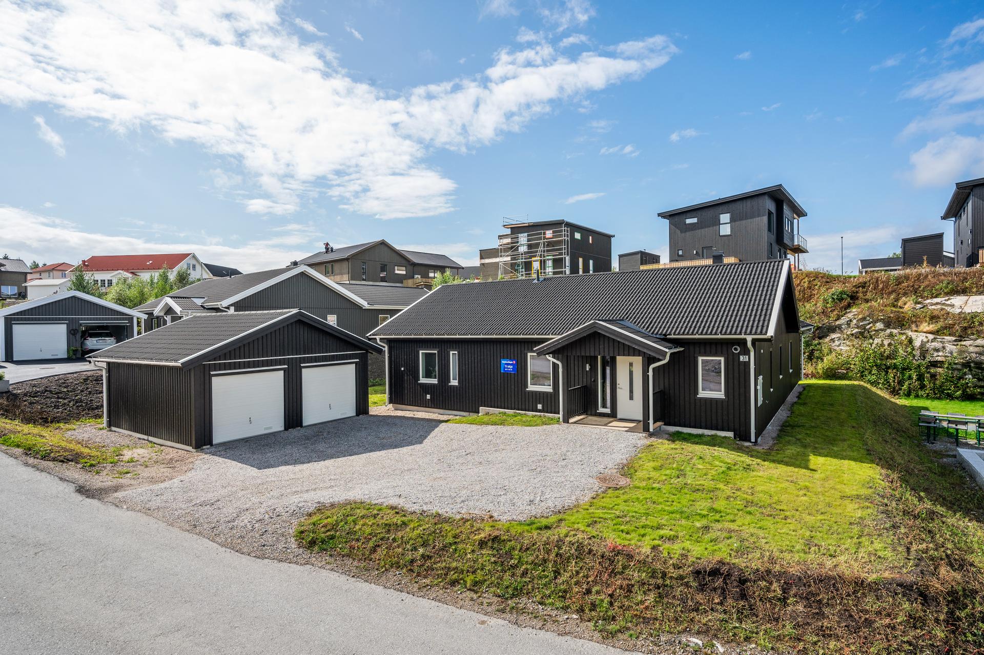 Boligen ligger med god beliggenhet på Brunsbykollen. Et nyere byggefelt med nær tilknytning til Varteig barne- og ungdomsskole. Bilde nummer 2 av 3