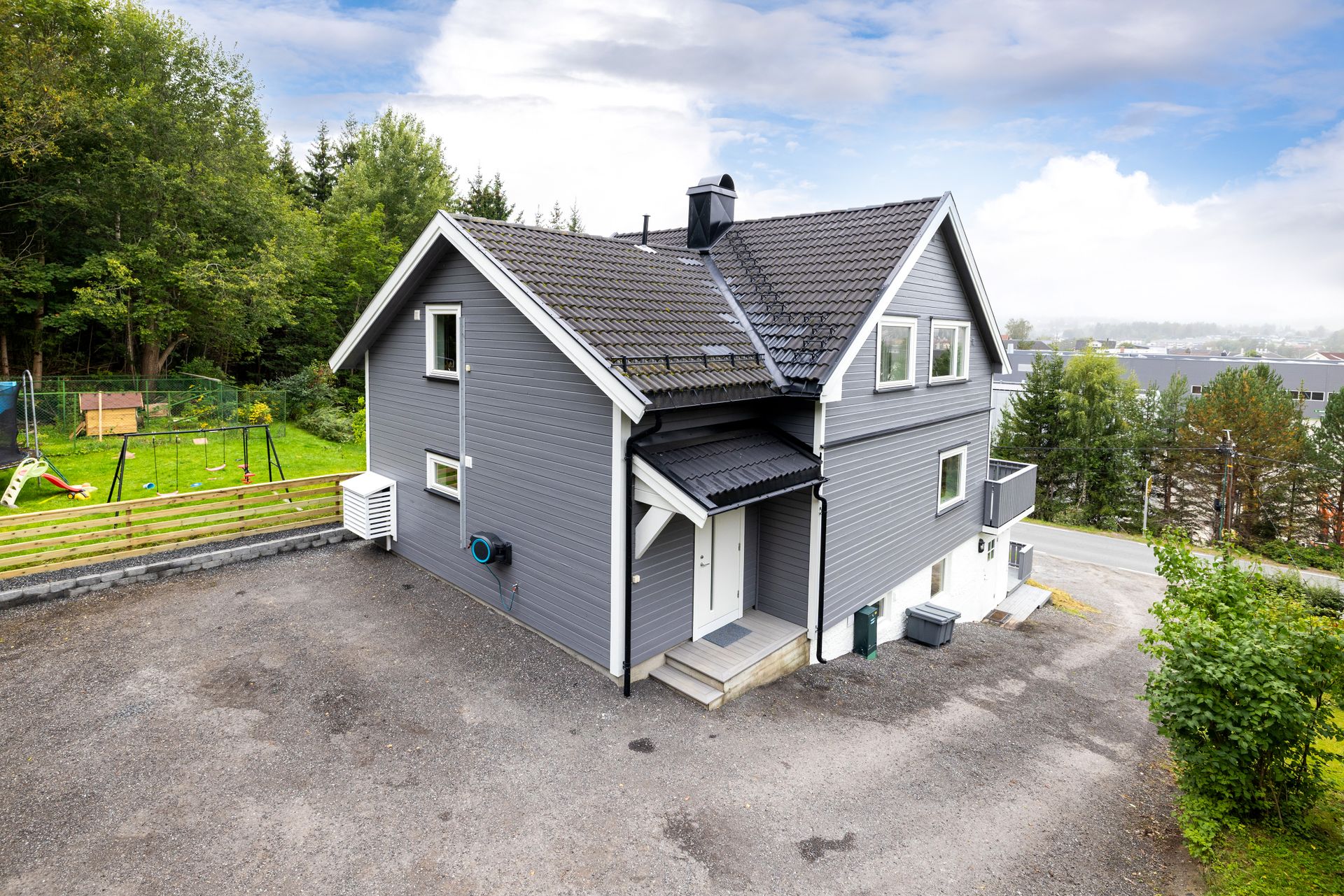Velkommen til Øst-Modumveien 15!. Bilde nummer 1 av 3