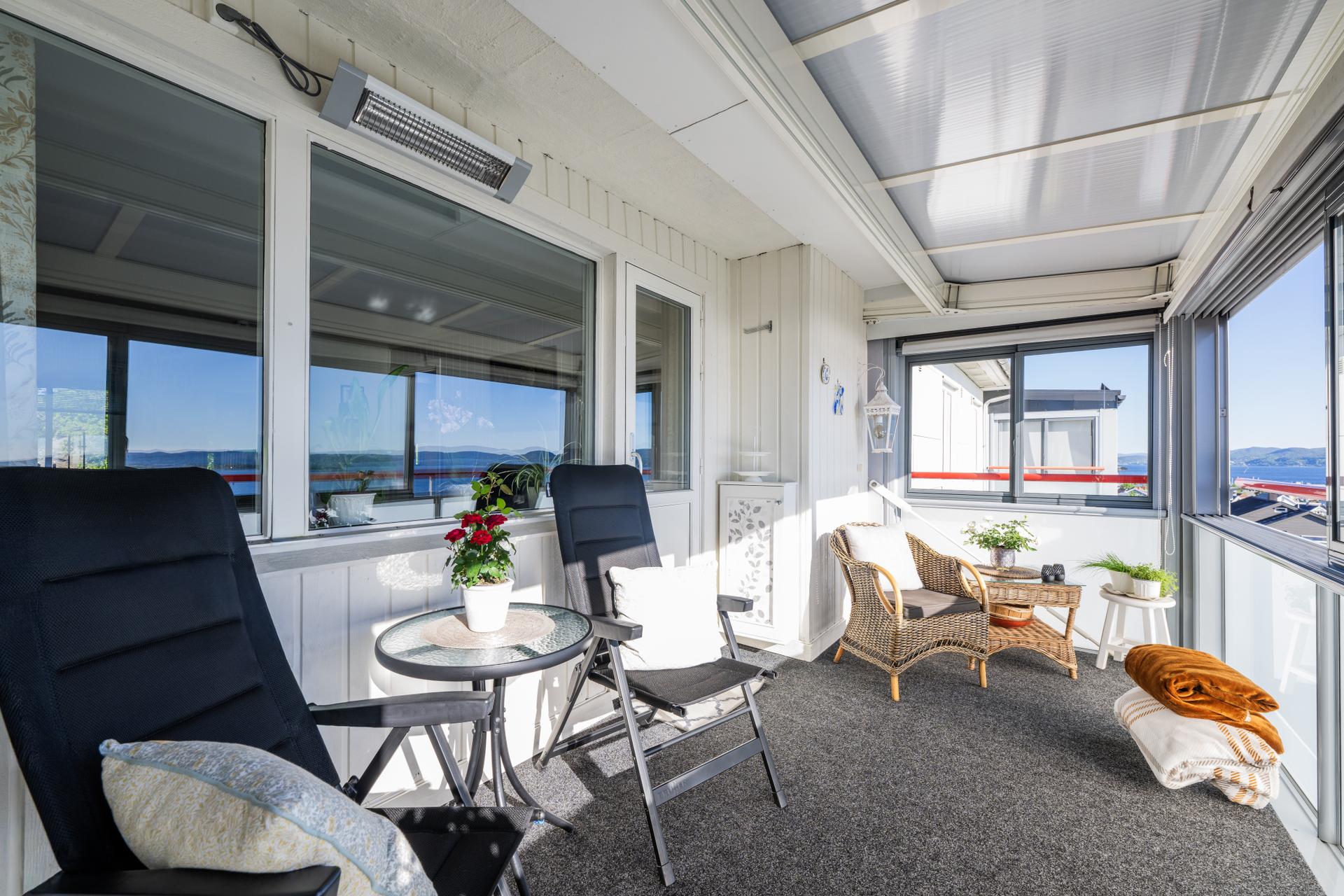 Innglasset balkong på 10 m² forlenger sesongen og gir en lun uteplass. . Bilde nummer 3 av 3