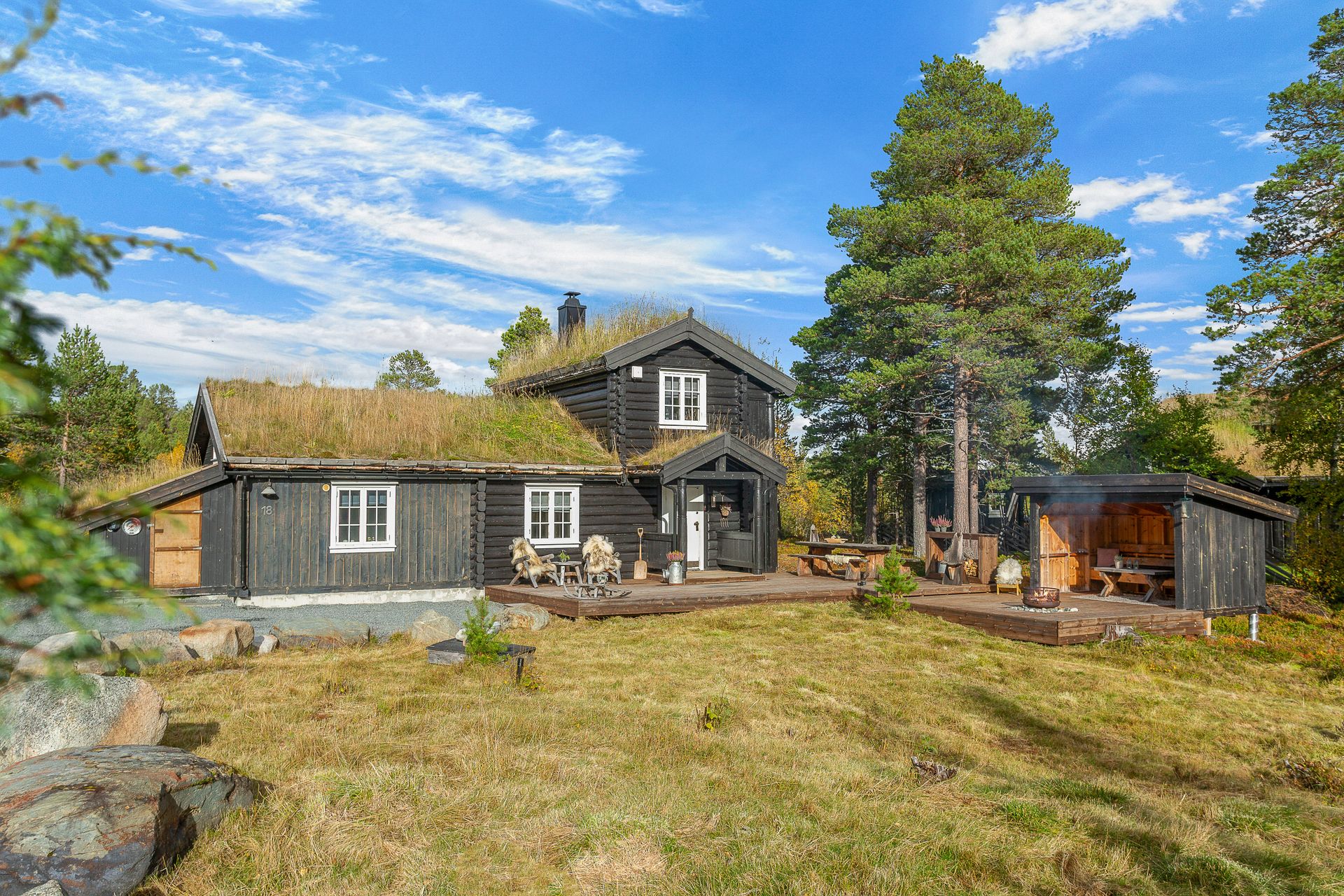 Velkommen til Magnhildhaugvegen 18! Foto: Interiørfoto v/ Bente Eidsmo. Bilde nummer 1 av 3