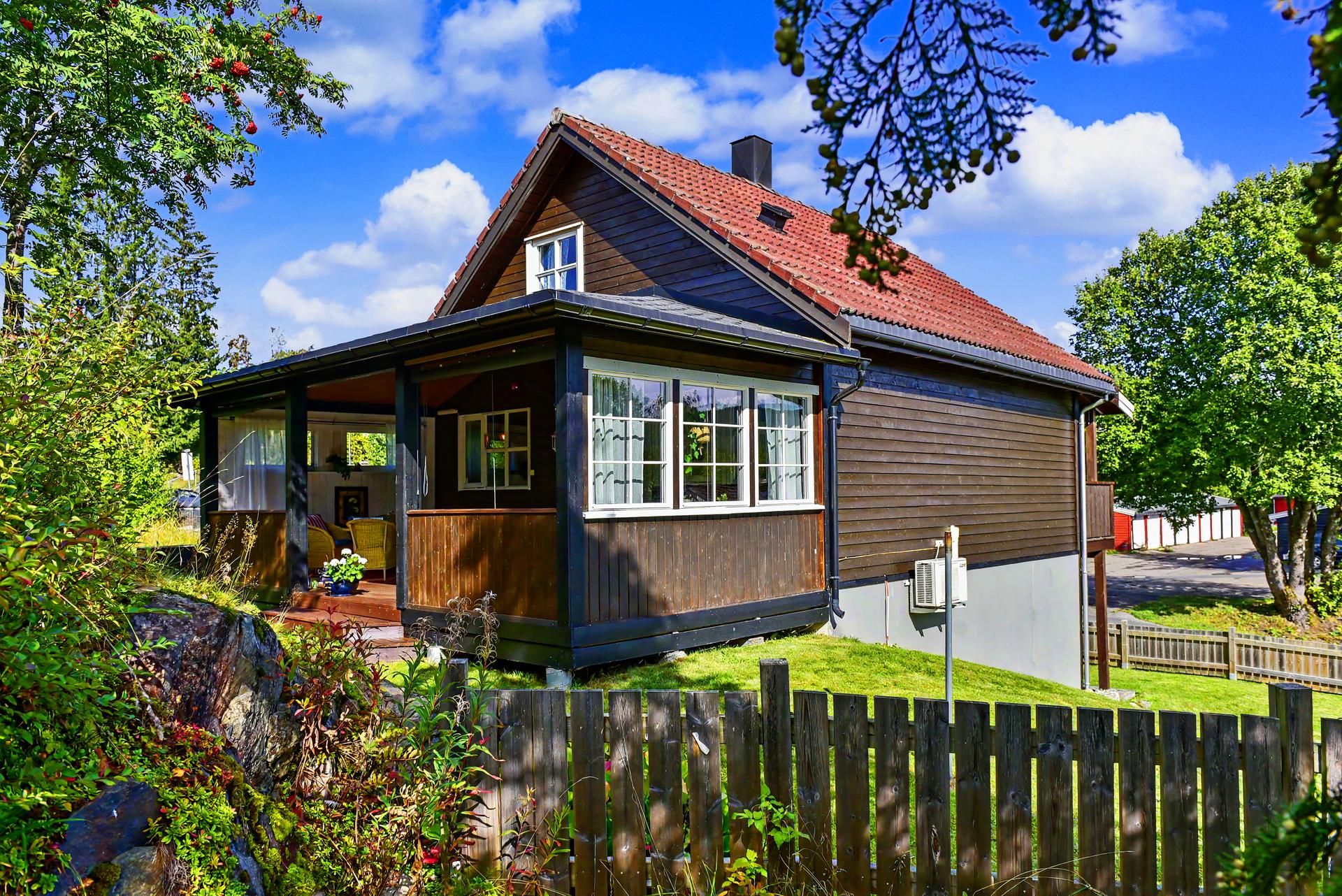 Velkommen til Konvallvegen 40! Foto: [Fotograf eller fotofirma]. Bilde nummer 2 av 3