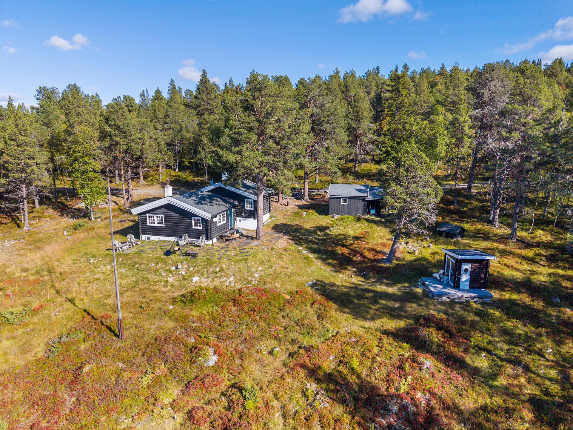 Klassisk og arkitekttegnet tømmerhytte med usjenert beliggenhet på Kvamsfjellet, ca 920 moh.. Bilde nummer 2 av 3